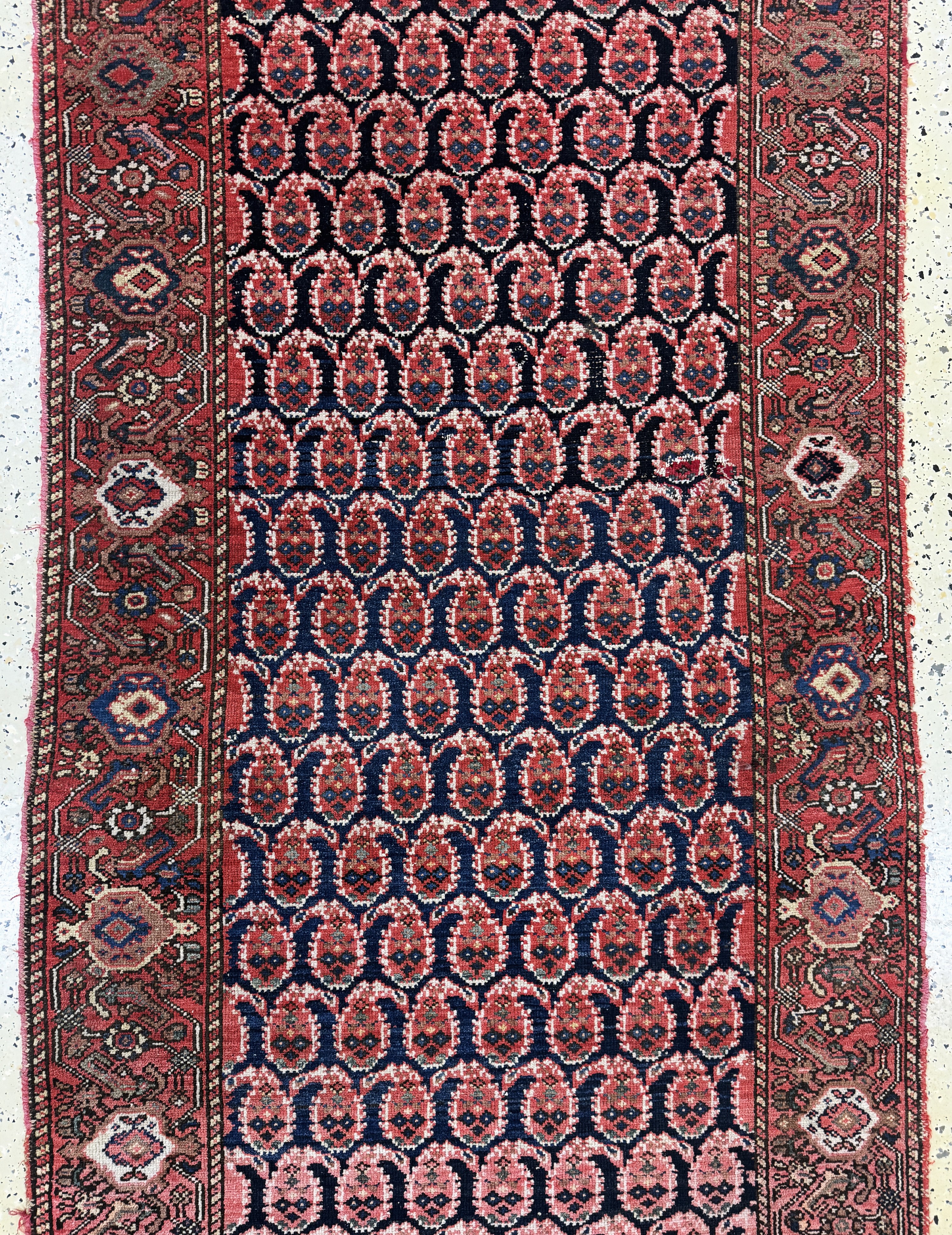 Detail c: Antiker Malayer, Persien, um 1900, Wolle auf Baumwolle, ca. 305 x 110 cm, EHZ: 3(restauriert).