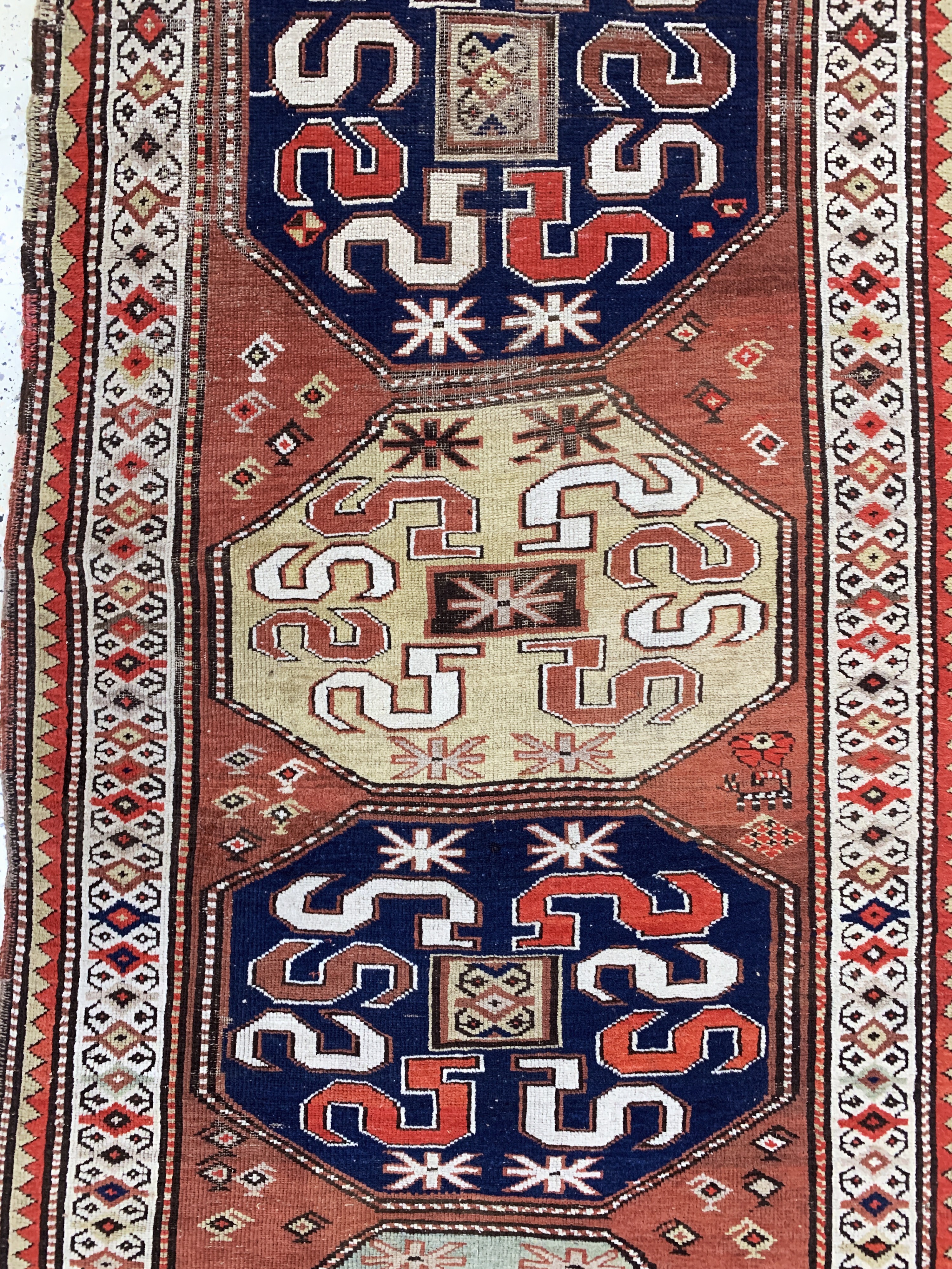 Detail b: Antiker"Wolkenband"Kazak, Kaukasus, 19.Jhd, Wolle auf Wolle, ca. 245 x 110 cm, EHZ: 3