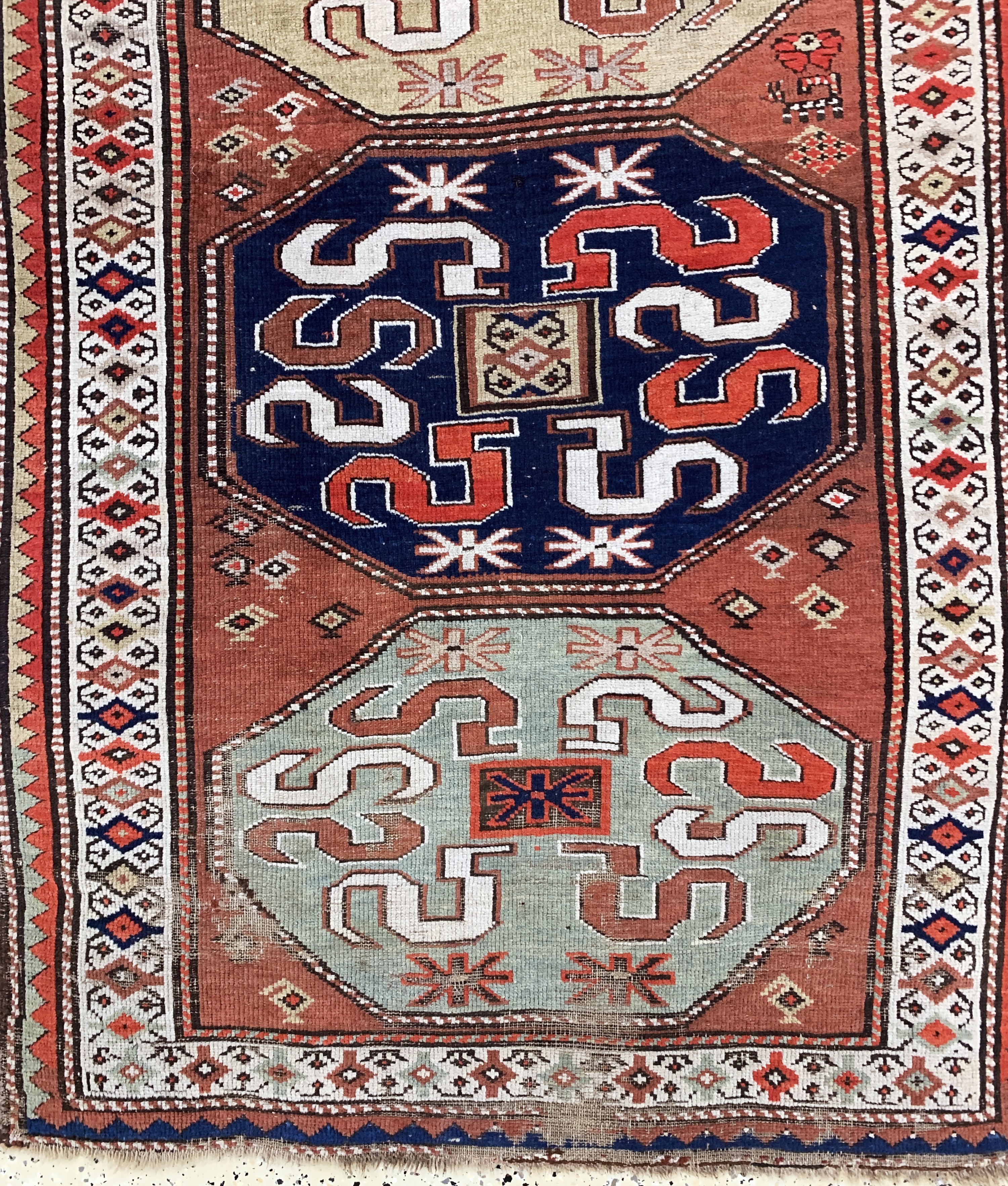 Detail c: Antiker"Wolkenband"Kazak, Kaukasus, 19.Jhd, Wolle auf Wolle, ca. 245 x 110 cm, EHZ: 3