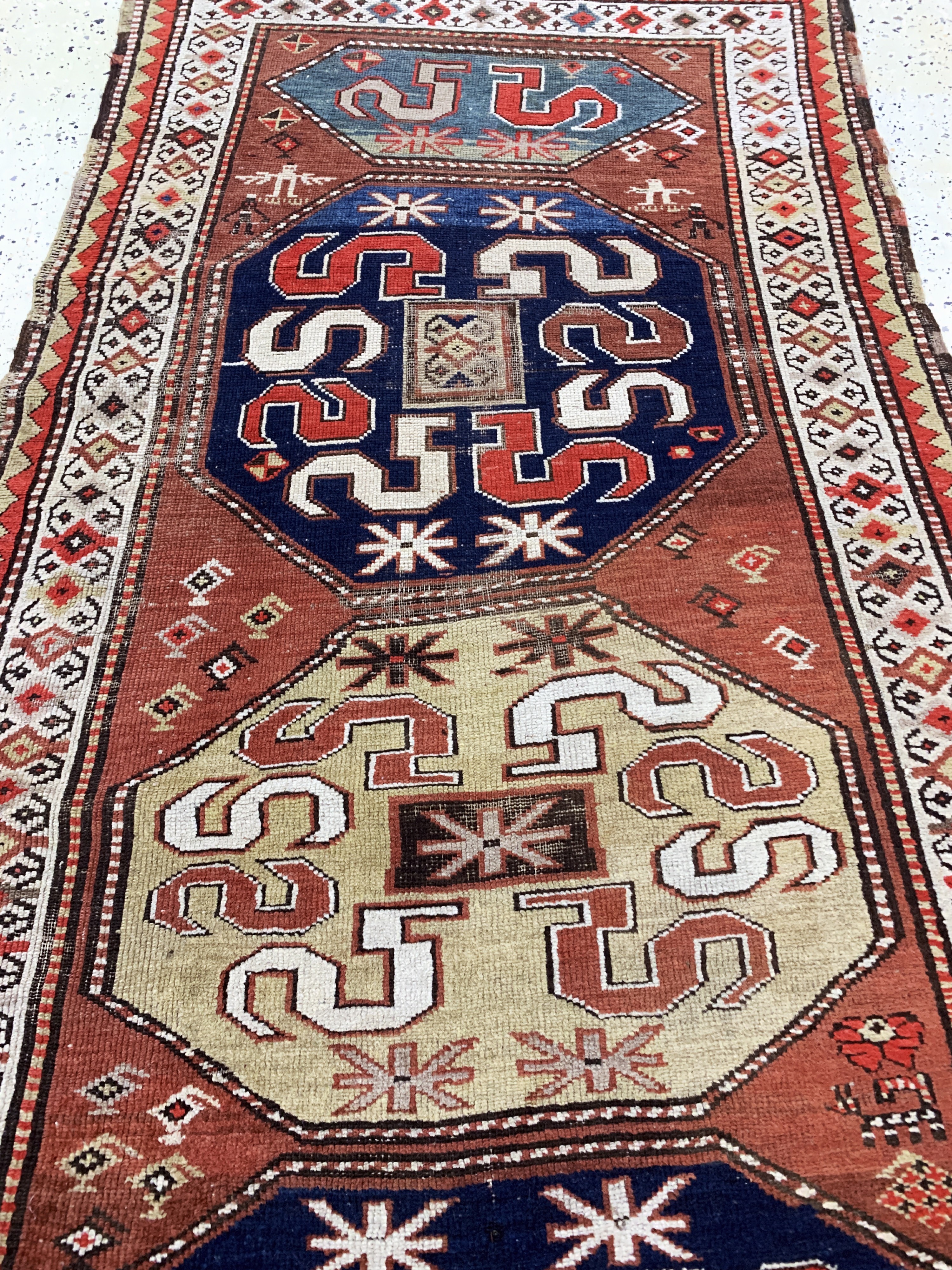 Detail d: Antiker"Wolkenband"Kazak, Kaukasus, 19.Jhd, Wolle auf Wolle, ca. 245 x 110 cm, EHZ: 3