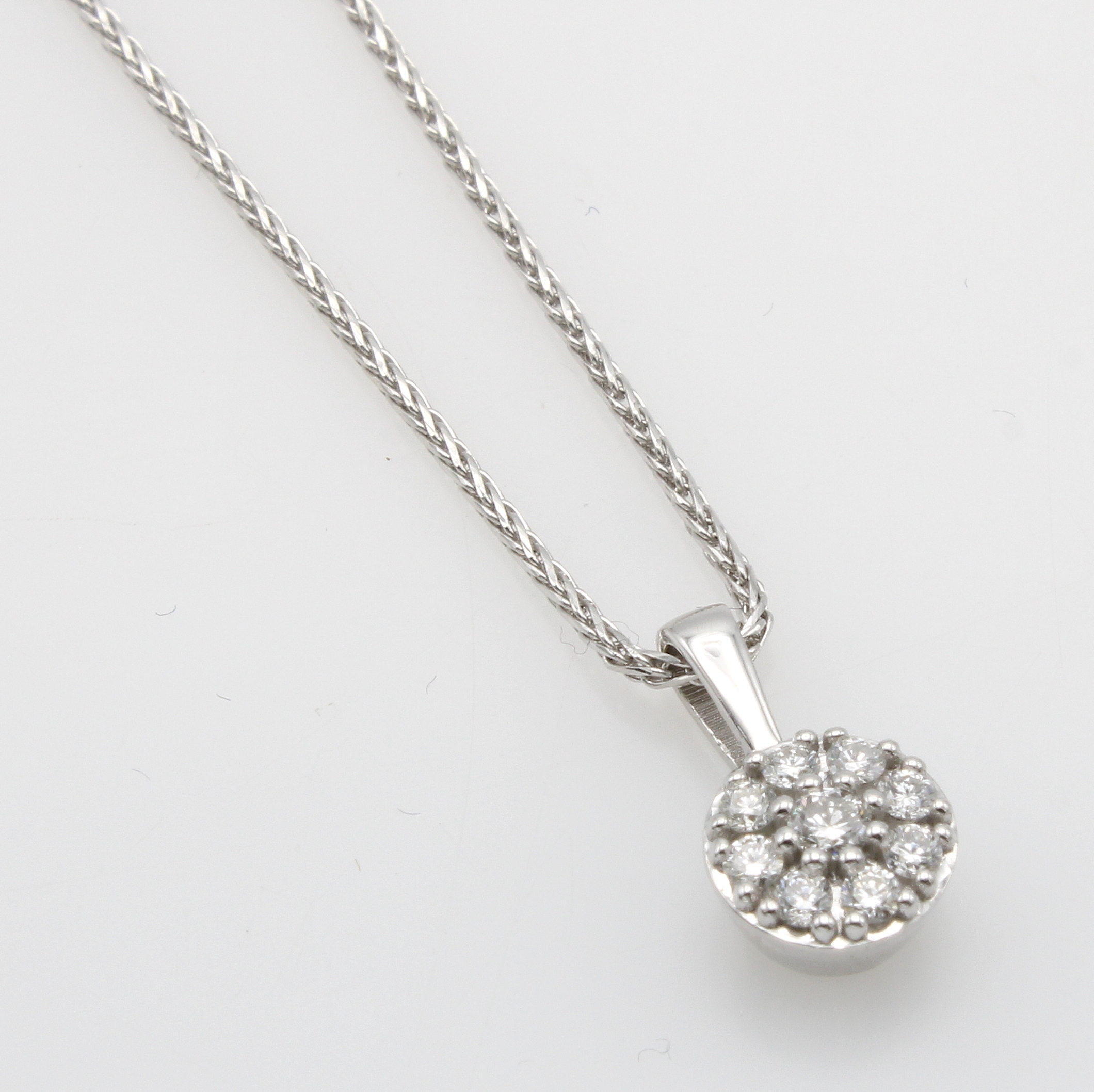 Image 27072889 - Anhänger mit Brillanten an Kette, WG 585/000, runde Form, Brill. zus. ca. 0.16 ct ...