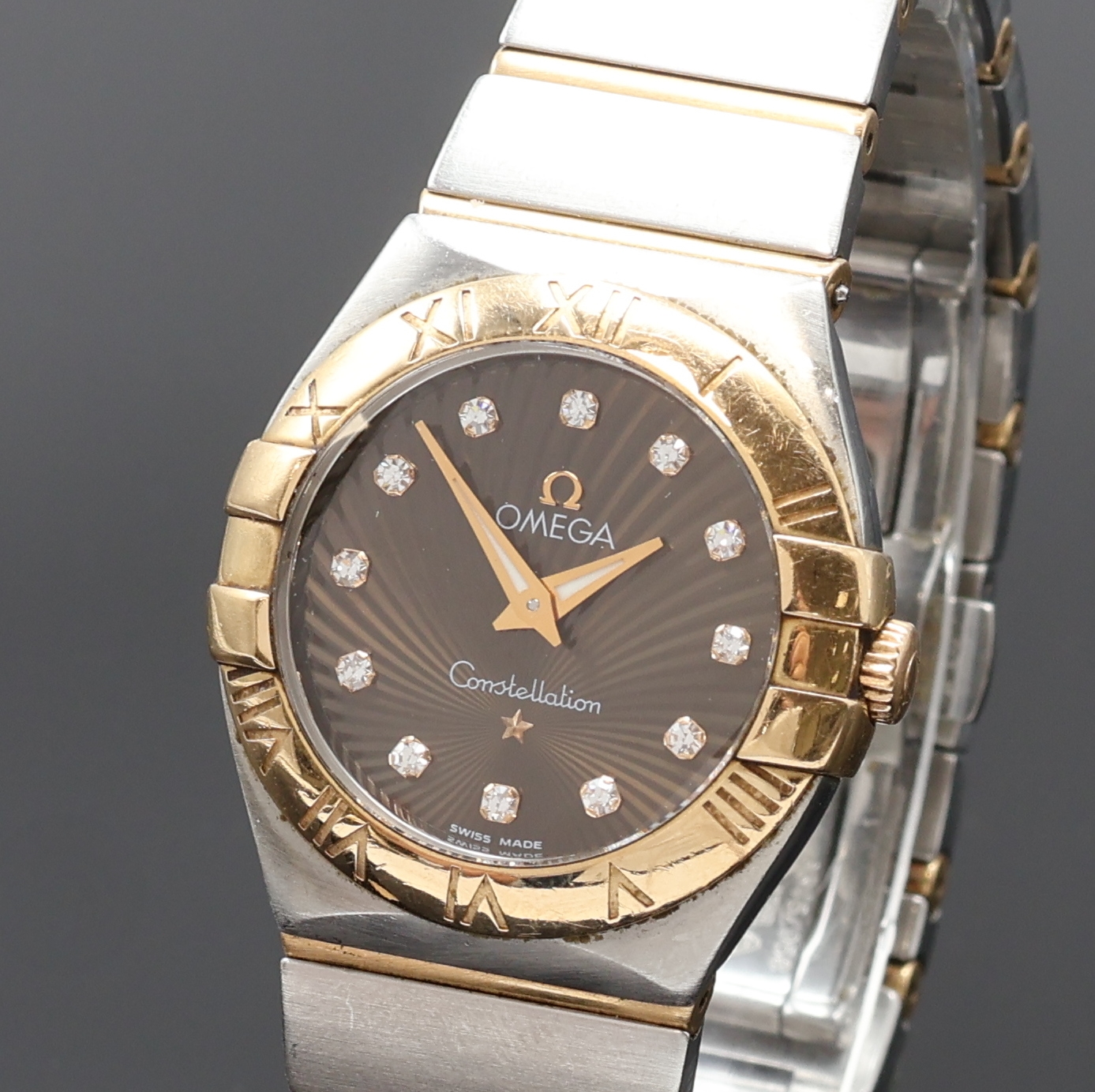 Detail a: OMEGA Constellation Damenarmbanduhr in Stahl/Gold Referenz 795.1011, Schweiz um 2010, quarz, orig. Gliederband m. dopp. Faltschl., Boden m. Darst. ...
