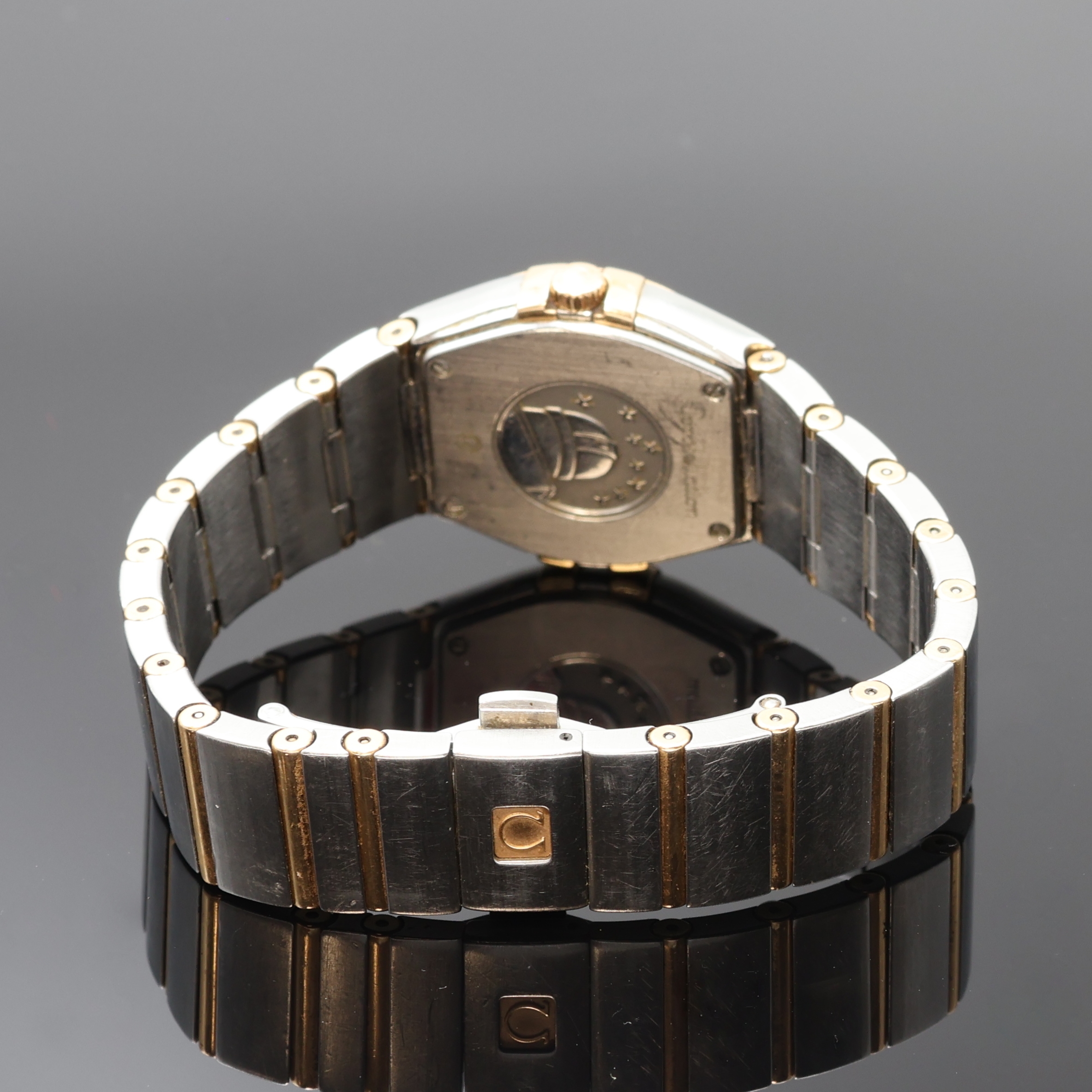 Detail b: OMEGA Constellation Damenarmbanduhr in Stahl/Gold Referenz 795.1011, Schweiz um 2010, quarz, orig. Gliederband m. dopp. Faltschl., Boden m. Darst. ...