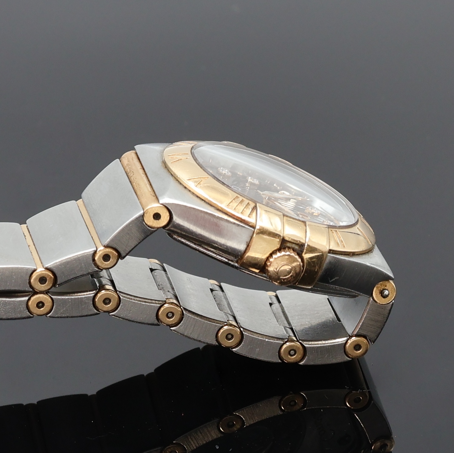 Detail c: OMEGA Constellation Damenarmbanduhr in Stahl/Gold Referenz 795.1011, Schweiz um 2010, quarz, orig. Gliederband m. dopp. Faltschl., Boden m. Darst. ...