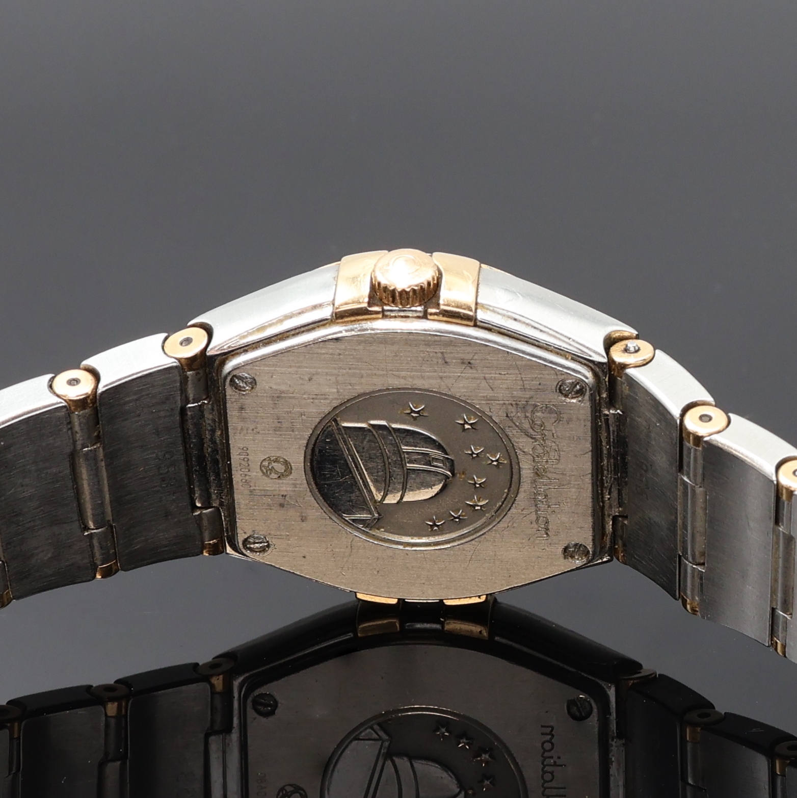 Detail d: OMEGA Constellation Damenarmbanduhr in Stahl/Gold Referenz 795.1011, Schweiz um 2010, quarz, orig. Gliederband m. dopp. Faltschl., Boden m. Darst. ...