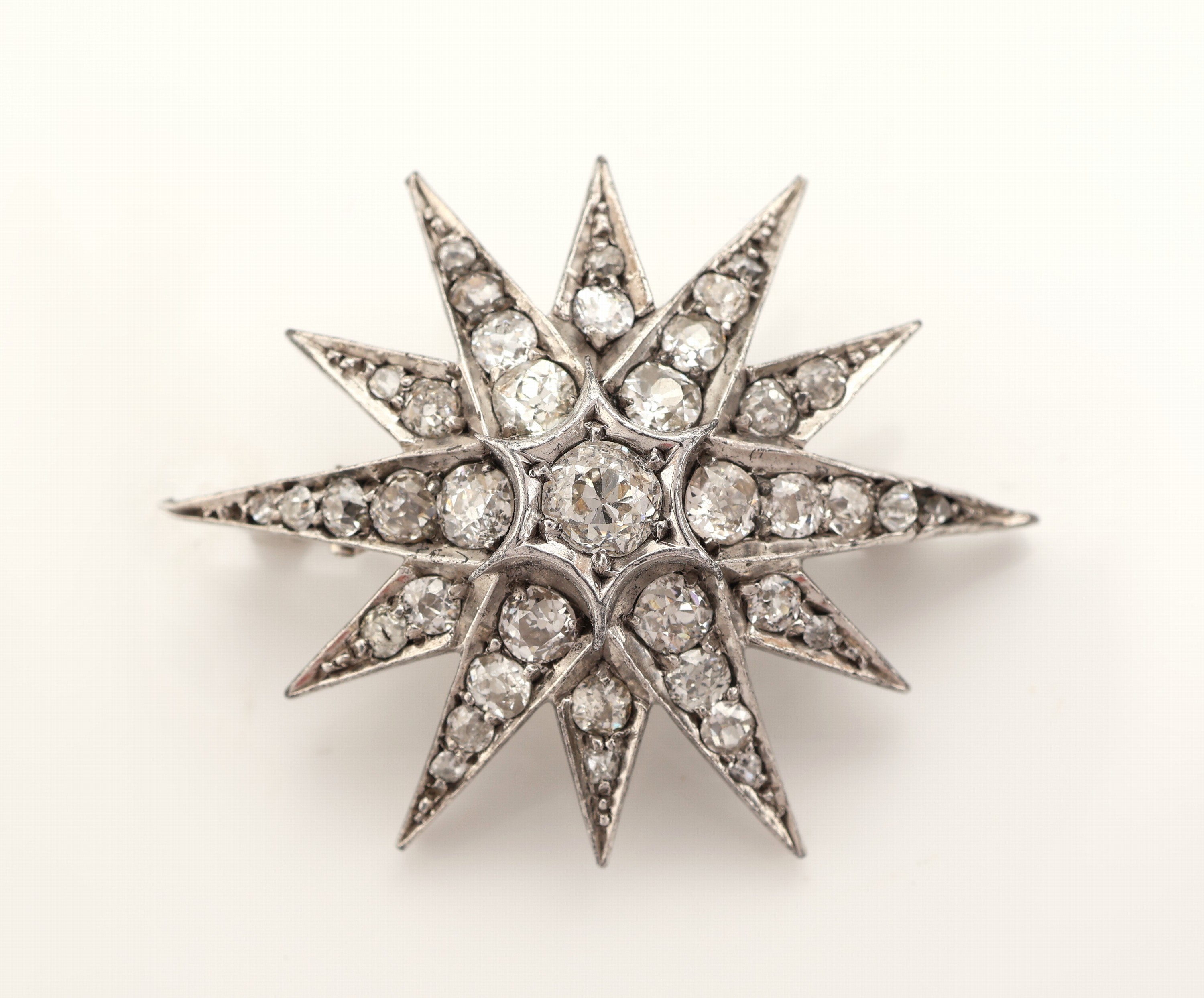 Detail a: Diamant-Brosche, wohl deutsch, um 1880-90, Silber gepr., Darstellung eines Sterns, Aufbauin 3 Ebenen, 37 Altschliffdiamanten und Diamantrosen zus. ...