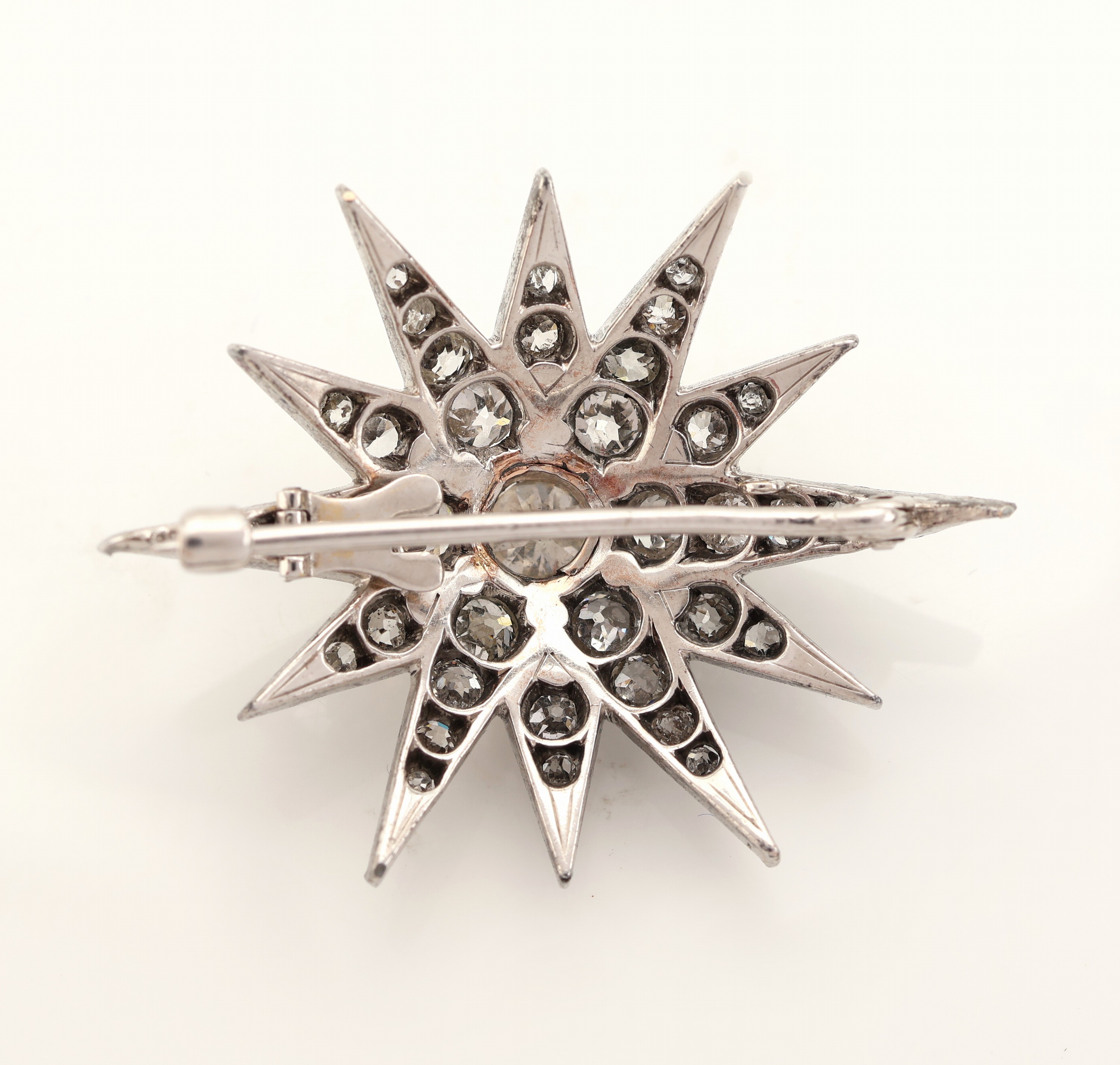 Detail b: Diamant-Brosche, wohl deutsch, um 1880-90, Silber gepr., Darstellung eines Sterns, Aufbauin 3 Ebenen, 37 Altschliffdiamanten und Diamantrosen zus. ...