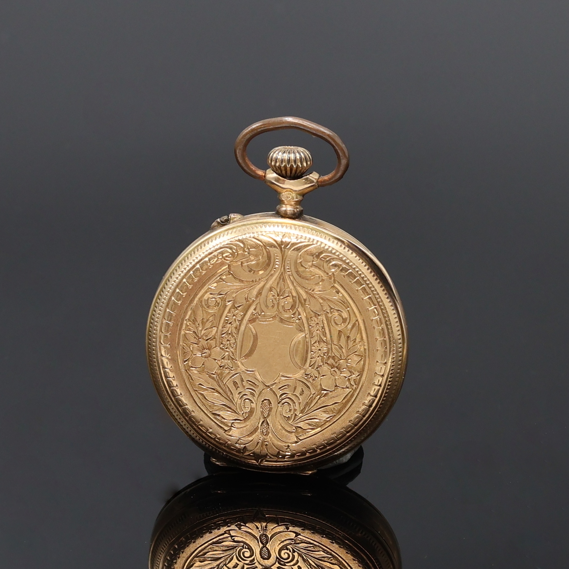 Detail a: Offene Damentaschenuhr in RoseG 585/000, Schweiz um 1910, floral grav. Geh. dell., Rückdeckel m. Monogrammspiegel, Metallcuvette, Emailzifferbl. ...