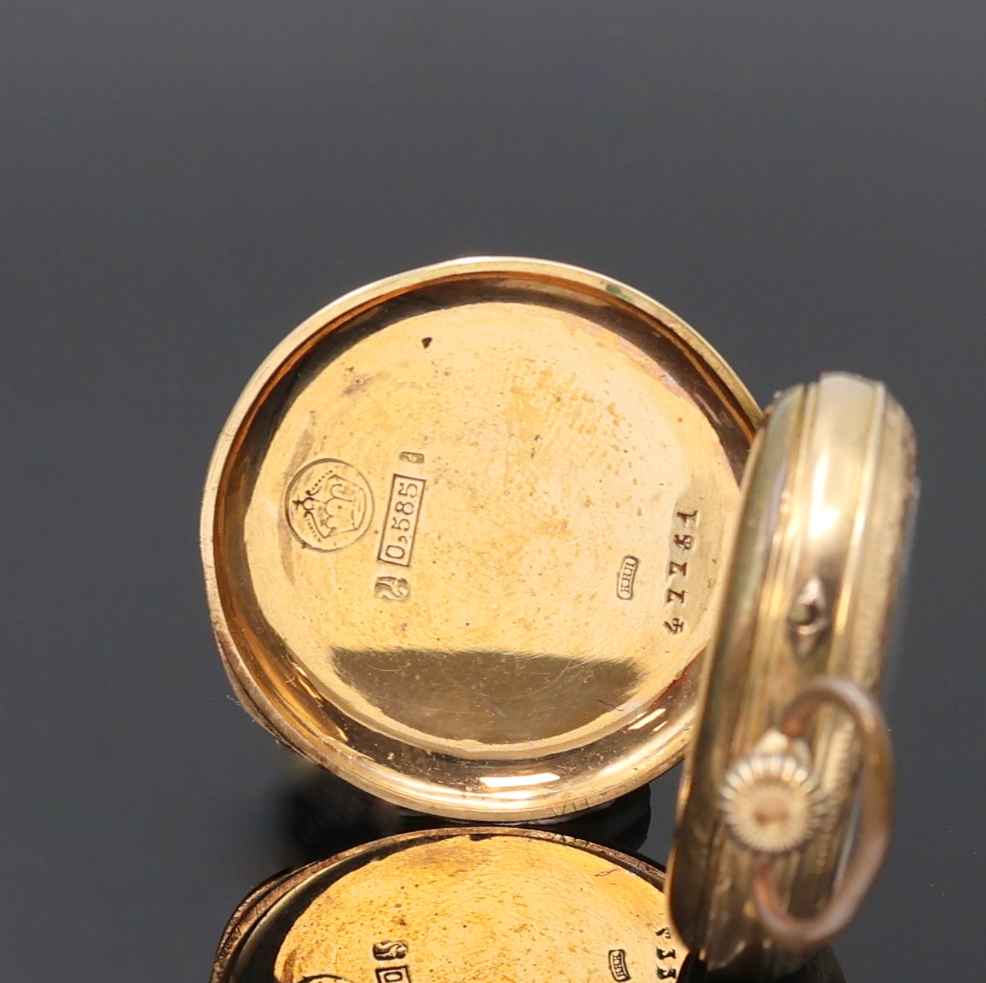 Detail b: Offene Damentaschenuhr in RoseG 585/000, Schweiz um 1910, floral grav. Geh. dell., Rückdeckel m. Monogrammspiegel, Metallcuvette, Emailzifferbl. ...