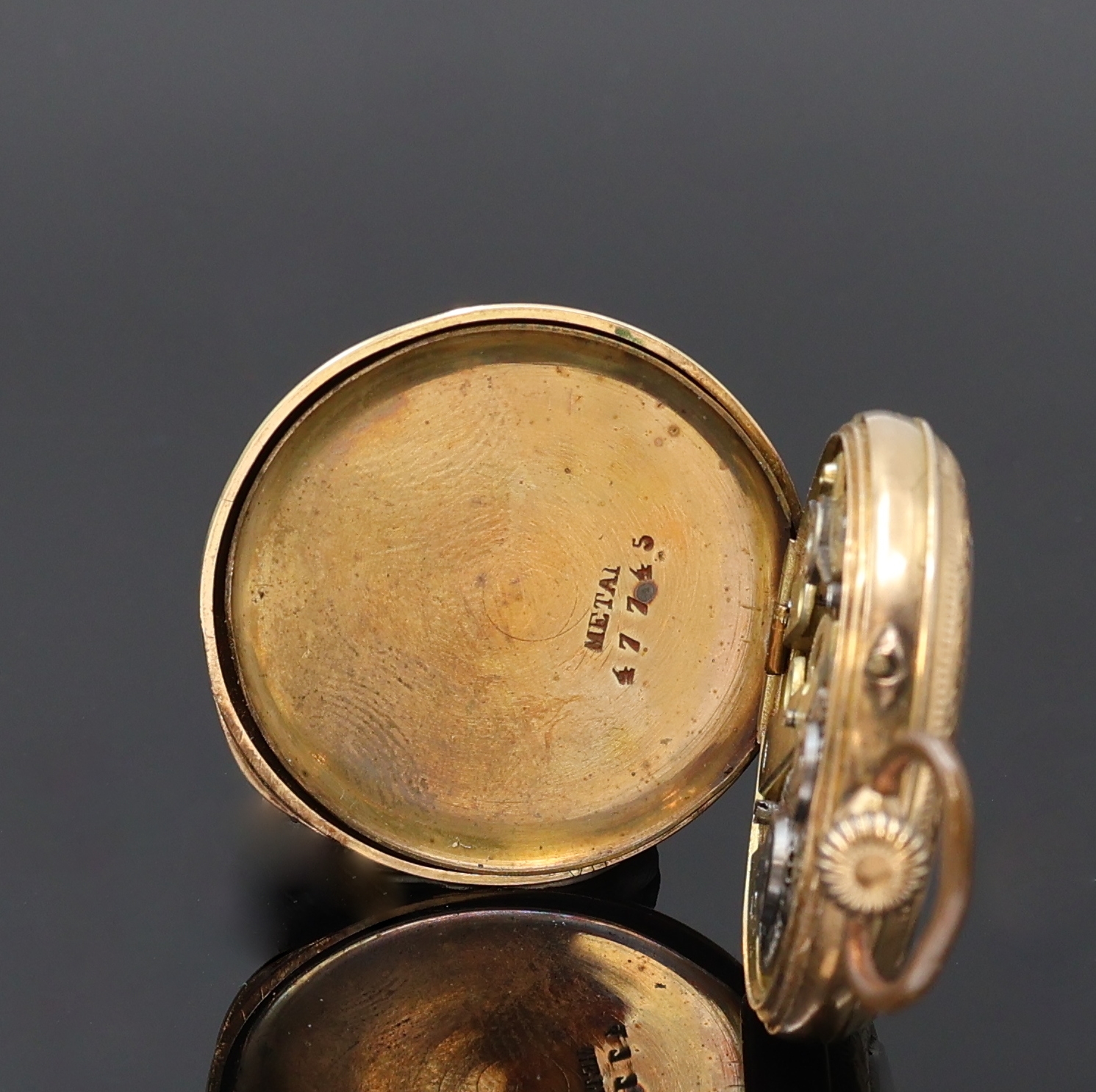 Detail d: Offene Damentaschenuhr in RoseG 585/000, Schweiz um 1910, floral grav. Geh. dell., Rückdeckel m. Monogrammspiegel, Metallcuvette, Emailzifferbl. ...