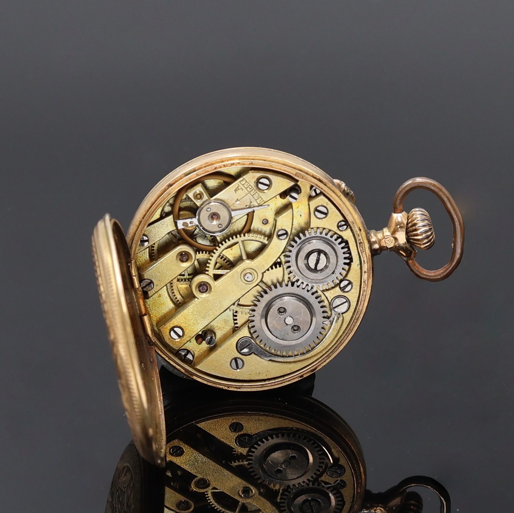 Detail e: Offene Damentaschenuhr in RoseG 585/000, Schweiz um 1910, floral grav. Geh. dell., Rückdeckel m. Monogrammspiegel, Metallcuvette, Emailzifferbl. ...