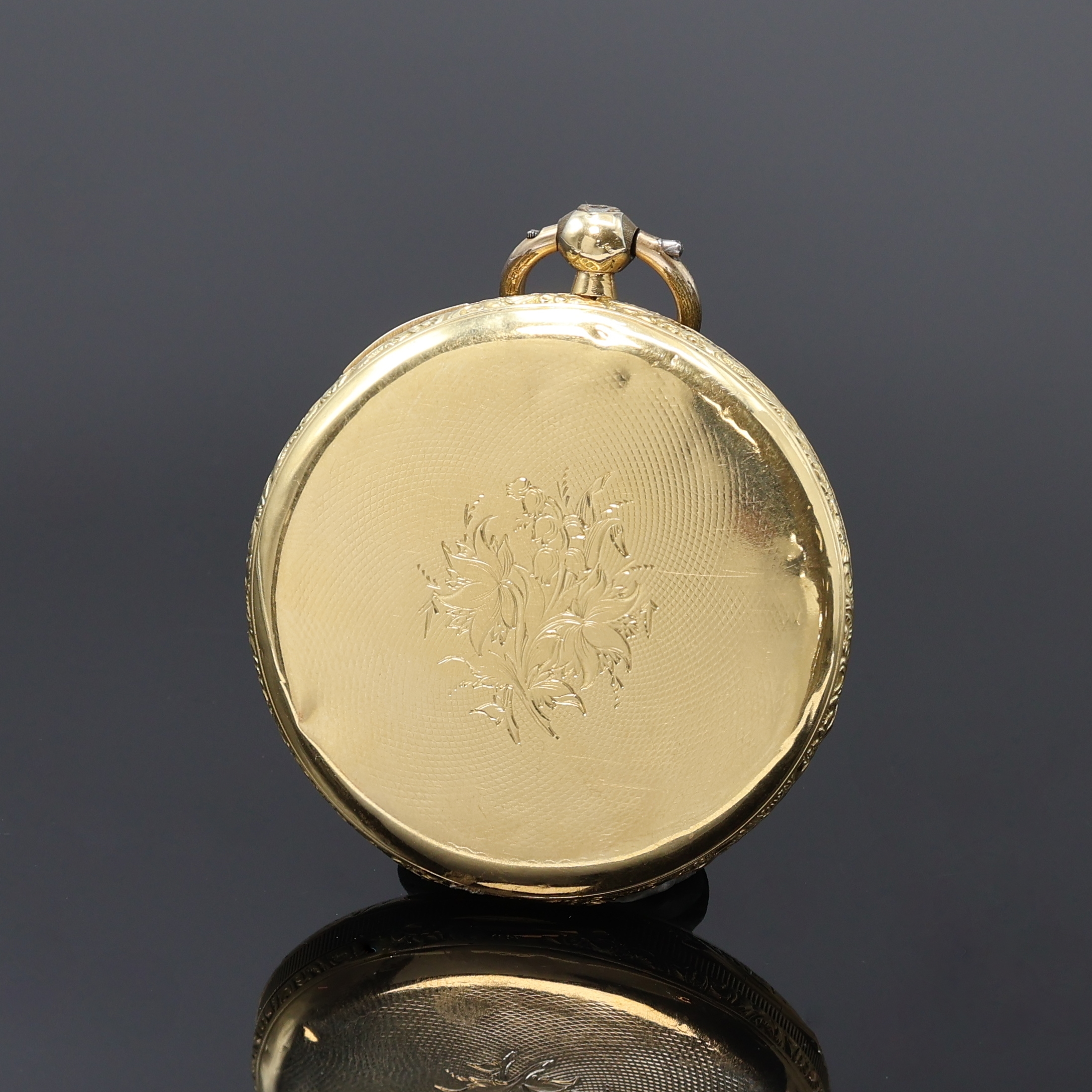 Detail a: Offene Taschenuhr in GG 750/000, Schweiz um 1880, floral grav. Geh. dell, seitl. geriffelt, Rückdeckel m. floraler Gravur, verg. Cuvette, ...