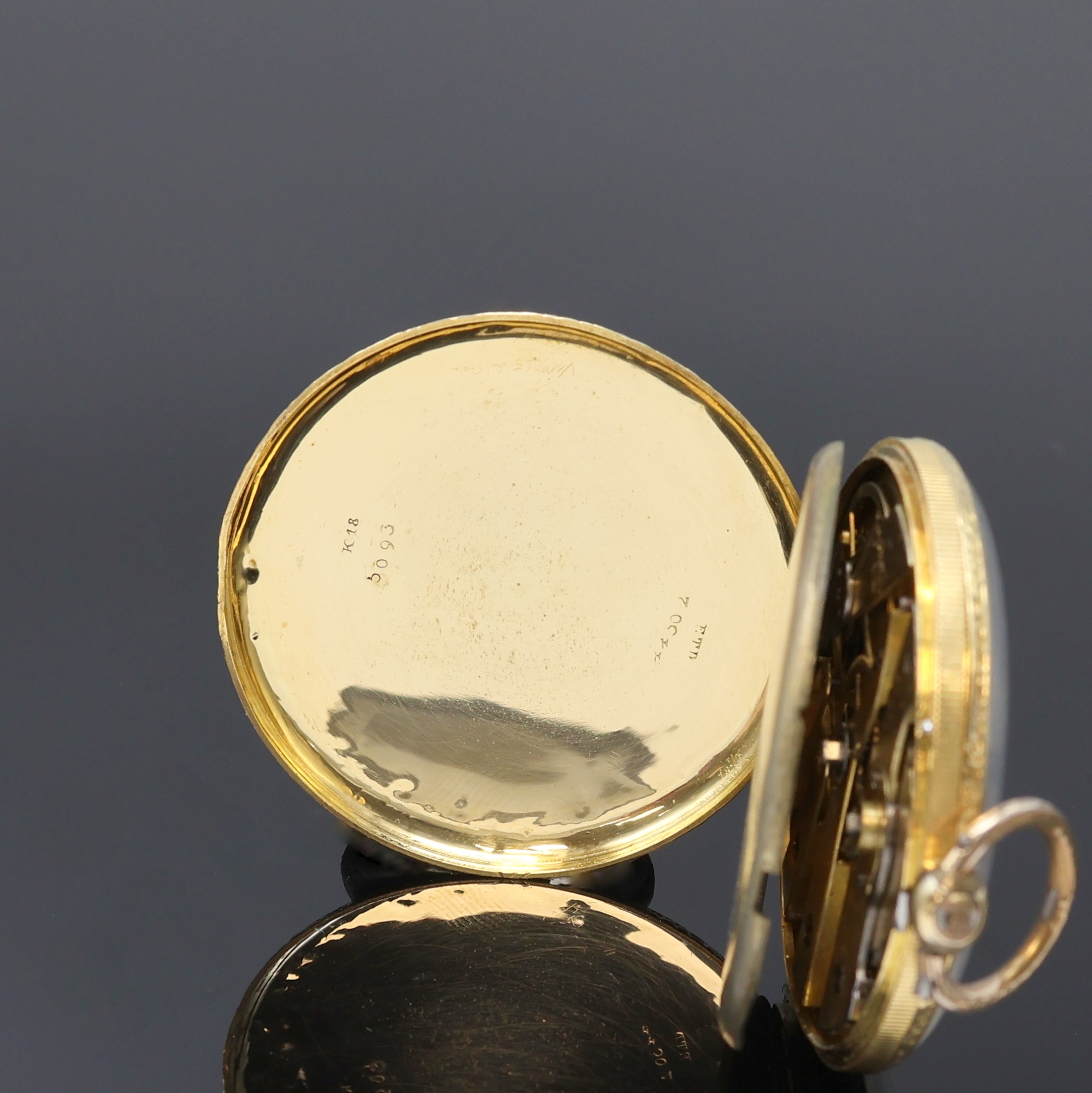 Detail b: Offene Taschenuhr in GG 750/000, Schweiz um 1880, floral grav. Geh. dell, seitl. geriffelt, Rückdeckel m. floraler Gravur, verg. Cuvette, ...