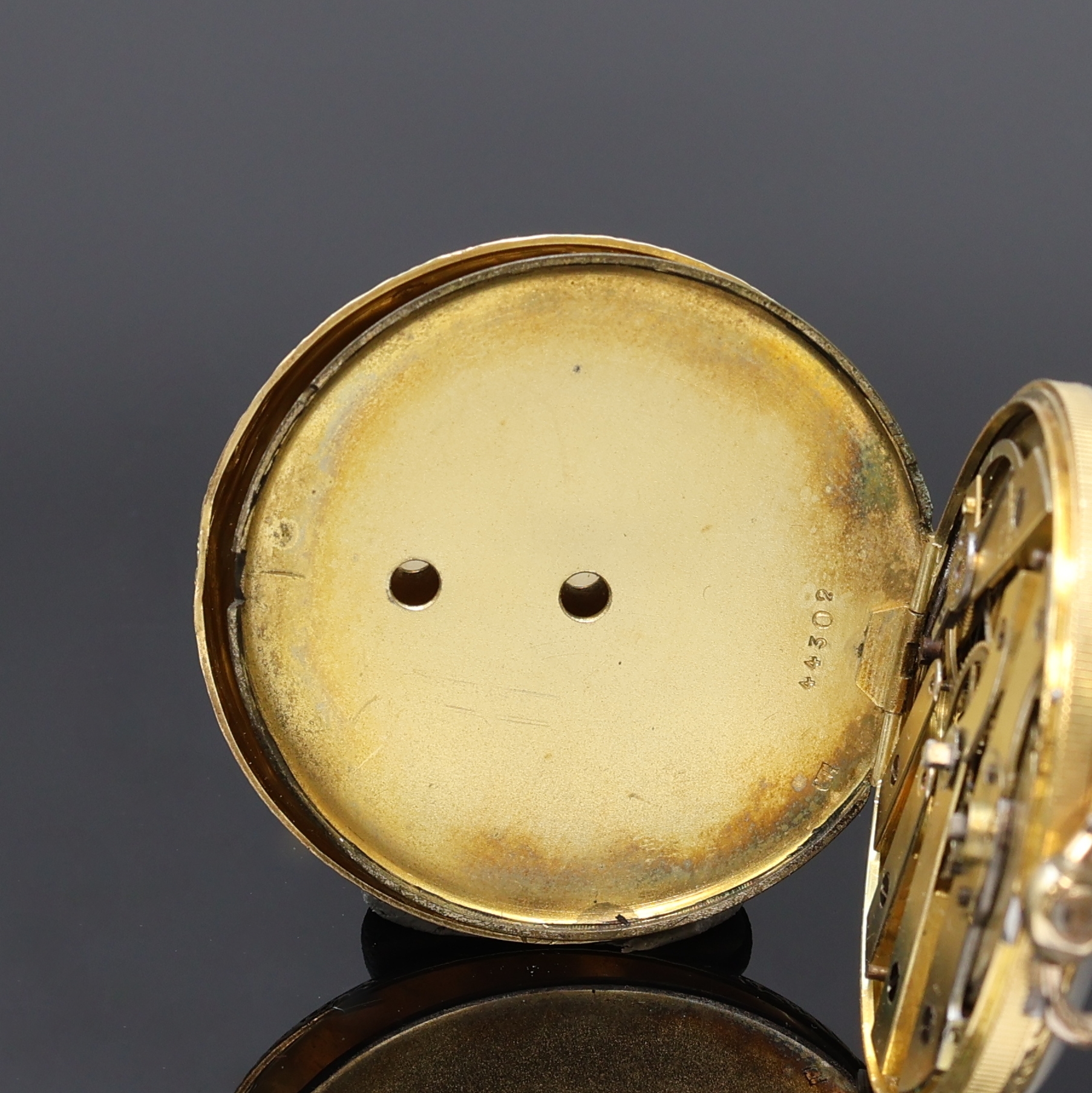 Detail d: Offene Taschenuhr in GG 750/000, Schweiz um 1880, floral grav. Geh. dell, seitl. geriffelt, Rückdeckel m. floraler Gravur, verg. Cuvette, ...