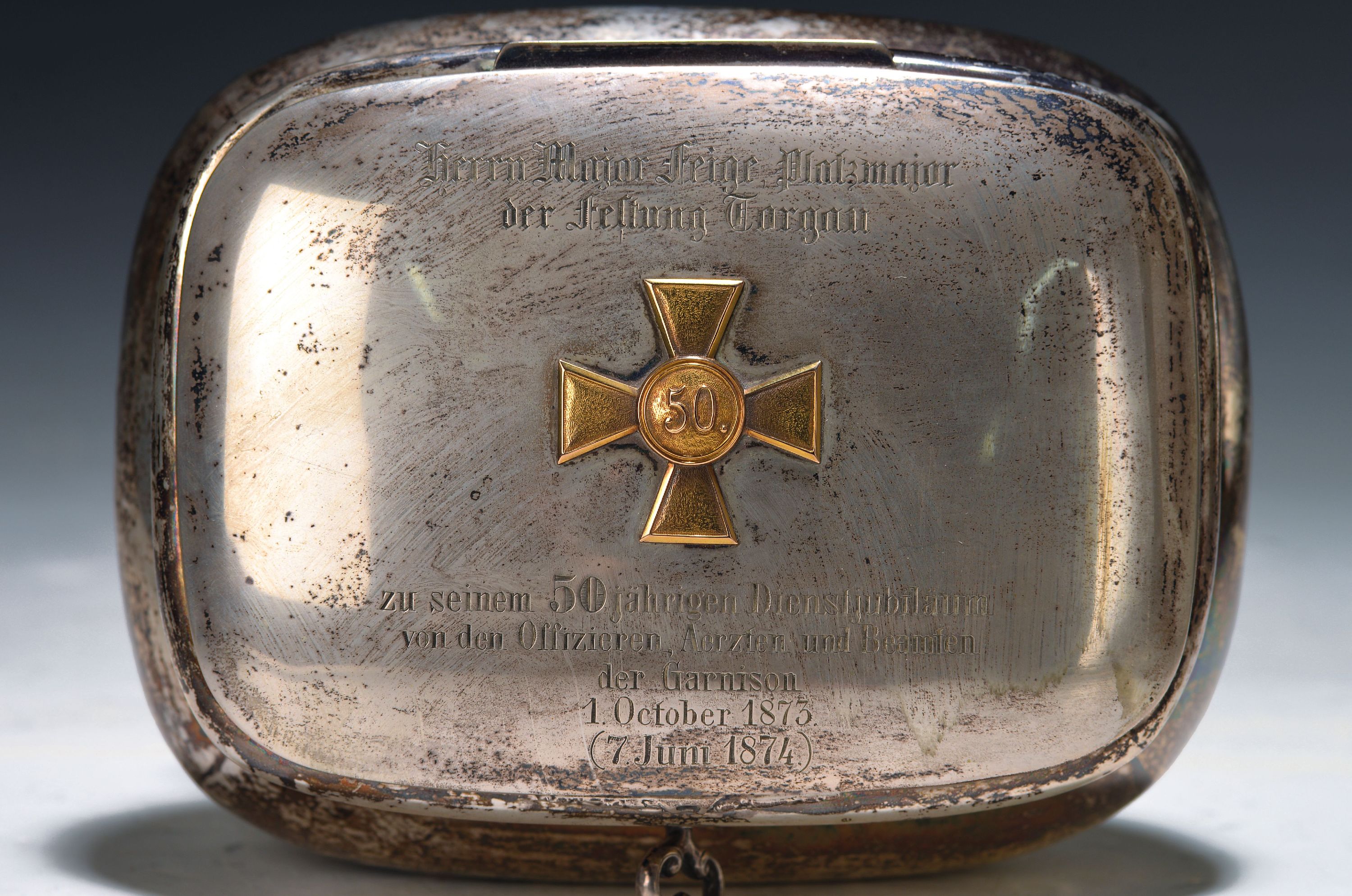 Detail a: Deckeldose, deutsch, 1. Hälfte 19. Jh., Silber geprüft, auf vier Kugelfüßen stehend, Deckel mit Inschrift: "Herrn Major Feige Platzmajor der ...