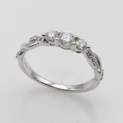 27072811a - Ring mit Brillanten, WG 585/000, 3 Solitäre u. Besatzbrill. in gedrehter Ringschulter ...