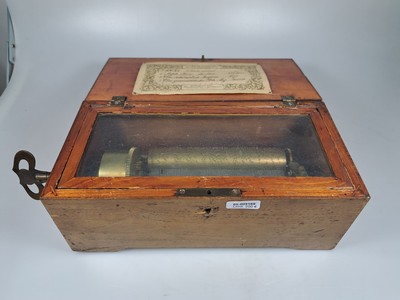 27072843a - Walzenspieluhr mit drei Melodien, Schweiz, um 1900, Holzgehäuse, Glasabdeckung, Aufzug ...
