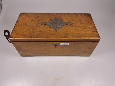 27072843e - Walzenspieluhr mit drei Melodien, Schweiz, um 1900, Holzgehäuse, Glasabdeckung, Aufzug ...