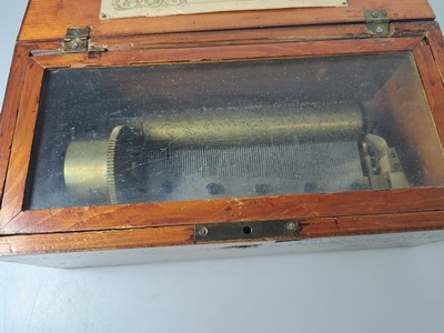 27072843i - Walzenspieluhr mit drei Melodien, Schweiz, um 1900, Holzgehäuse, Glasabdeckung, Aufzug ...