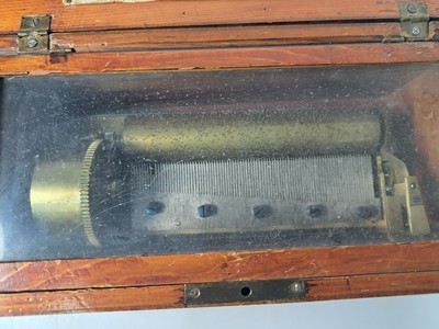27072843j - Walzenspieluhr mit drei Melodien, Schweiz, um 1900, Holzgehäuse, Glasabdeckung, Aufzug ...