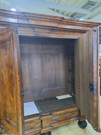 27072857h - Barock-Schrank/Pilasterschrank, Braunschweig, um 1720/30, Nußbaumfurnier auf ...