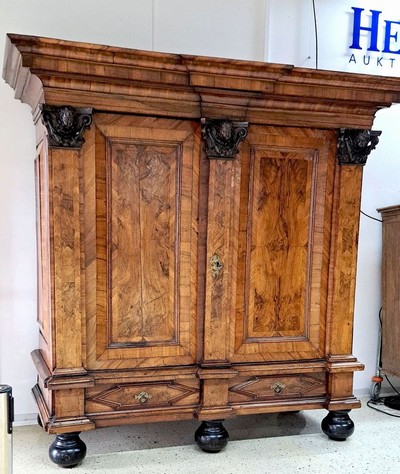 27072857j - Barock-Schrank/Pilasterschrank, Braunschweig, um 1720/30, Nußbaumfurnier auf ...