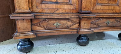 27072857o - Barock-Schrank/Pilasterschrank, Braunschweig, um 1720/30, Nußbaumfurnier auf ...