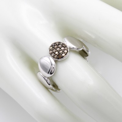 27072870a - Ring mit Diamanten, WG 750/000, 82 Diam. zus. ca. 0.94 ct Braun/si, z.T. schwarz ...