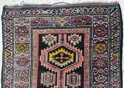 27072877a - Kurdischer´Dorfteppich´, Türkei, um 1900, Wolle auf Wolle, ca. 190 x 105 cm, EHZ: 2-3 ...