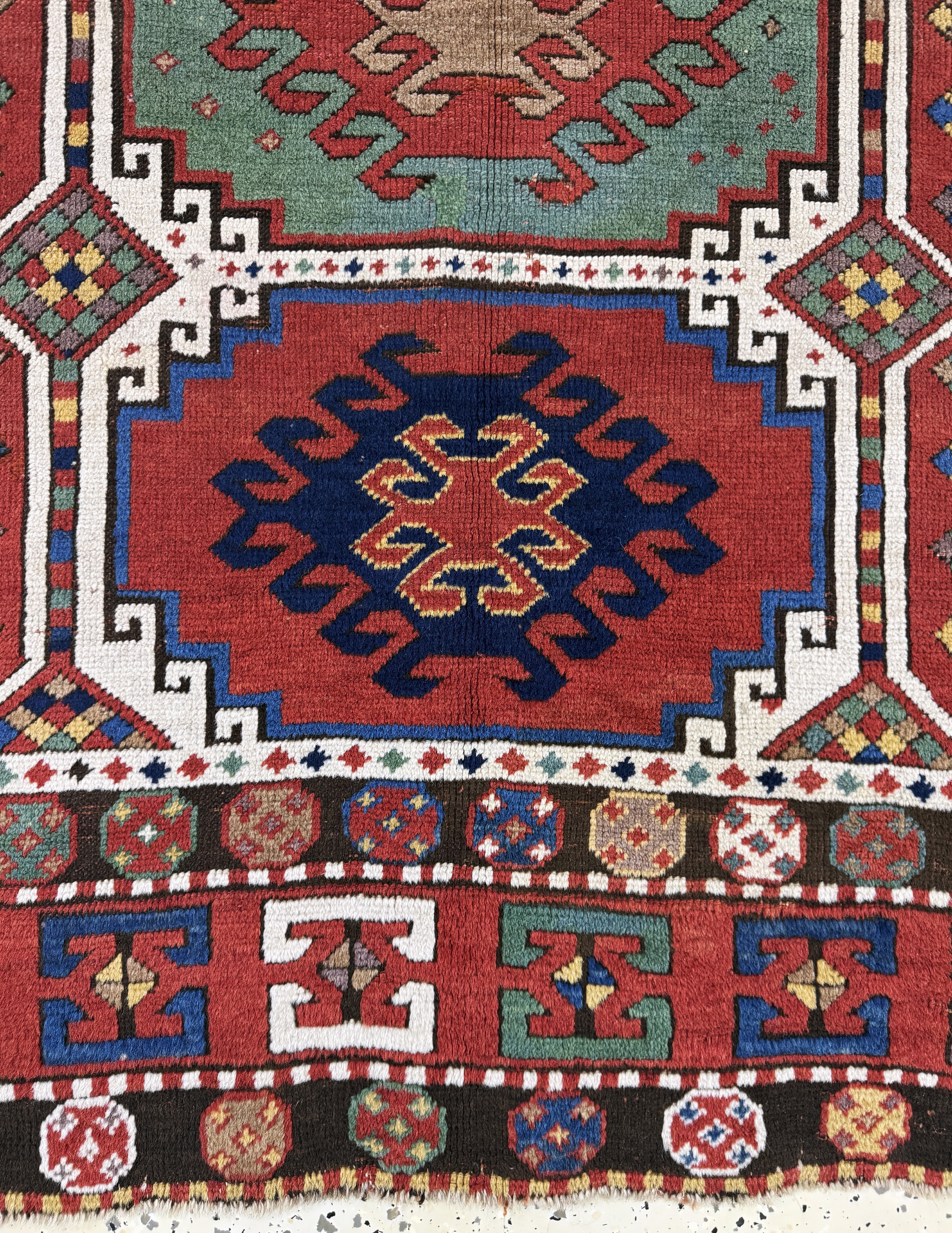 Detail c: Antiker Kazak, Kaukasus, 19.Jhd, Wolle auf Wolle, ca. 165 x 140 cm, EHZ: 2-3