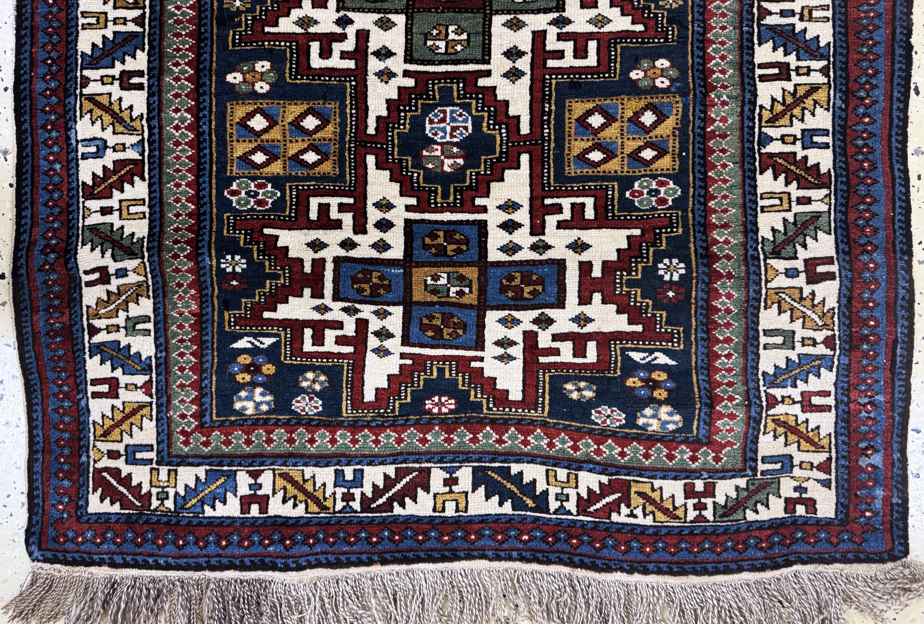 Detail b: Antiker Schirwan-Kazak, Kaukasus, um 1900, Wolle auf Wolle, ca. 140 x 93 cm, EHZ: 2
