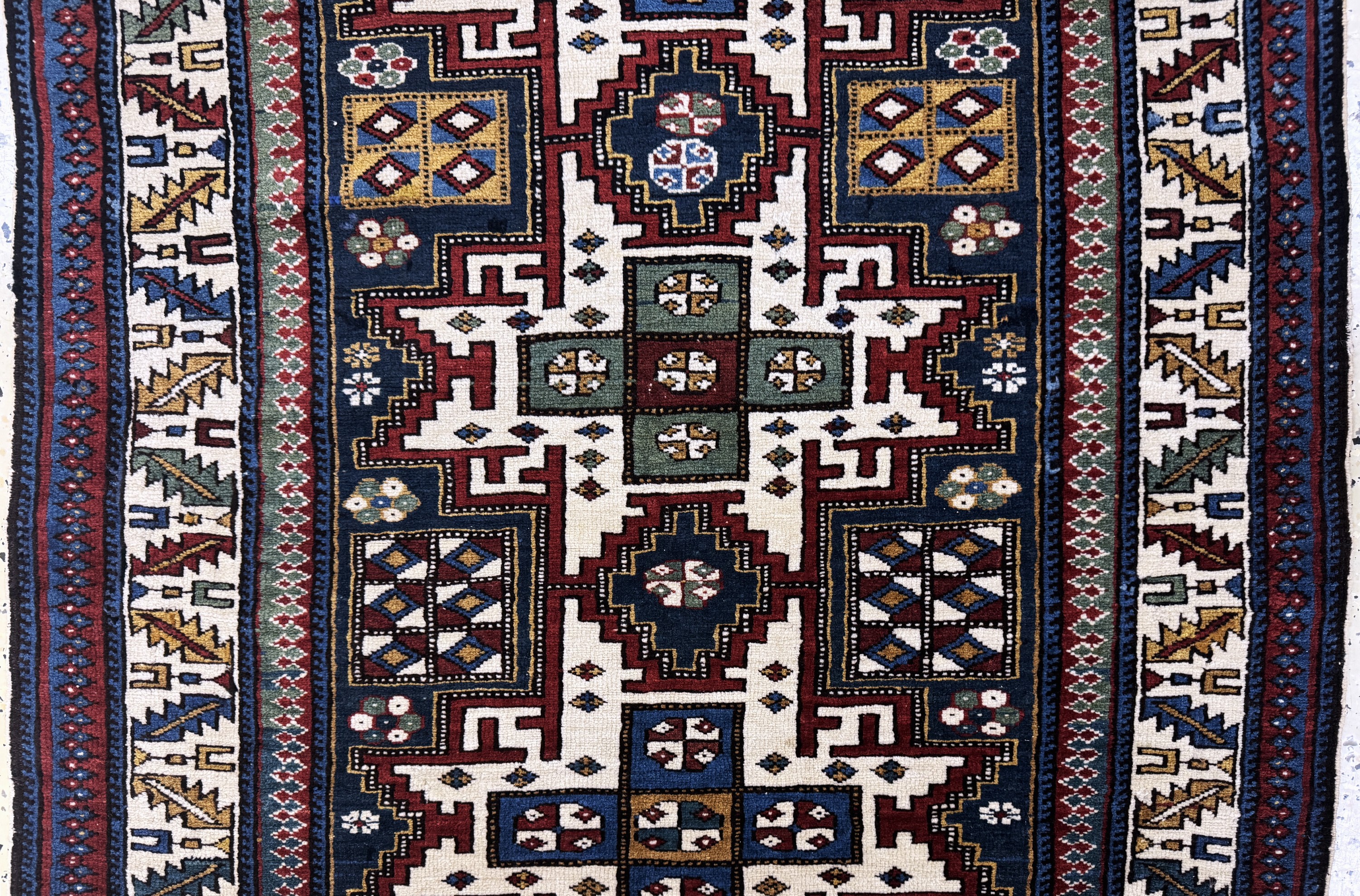 Detail c: Antiker Schirwan-Kazak, Kaukasus, um 1900, Wolle auf Wolle, ca. 140 x 93 cm, EHZ: 2