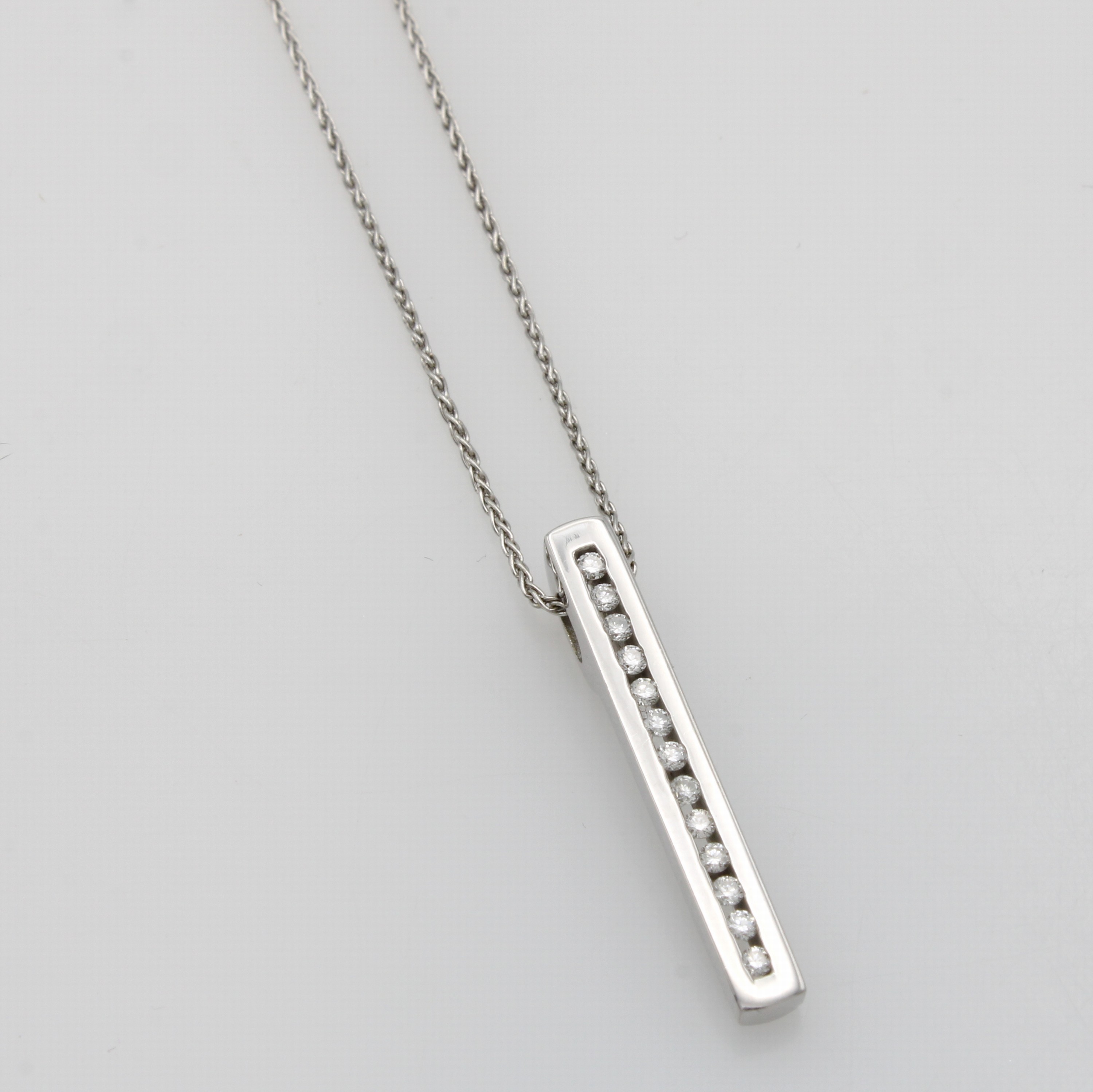 Image 27072934 - Anhänger mit Brillanten an Kette, WG 585/000, Stabform, Brill. in Kanalfassung zus. ca. ...