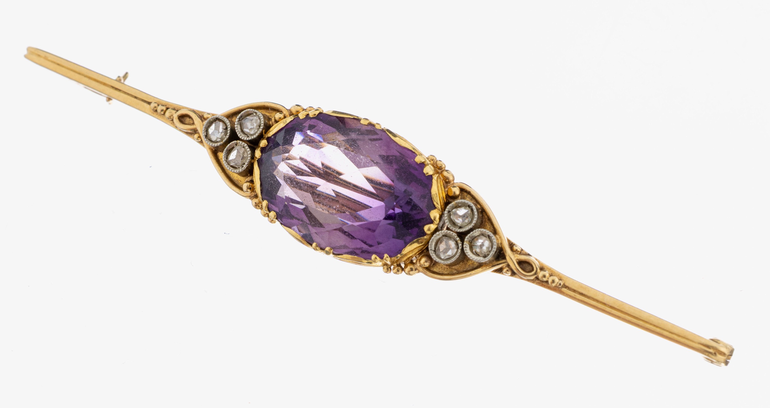 Image 27072935 - 14 kt Gold Amethyst-Diamant-Brosche, um 1950, GG/WG 585/000, mittig ein ovalfacett. ...