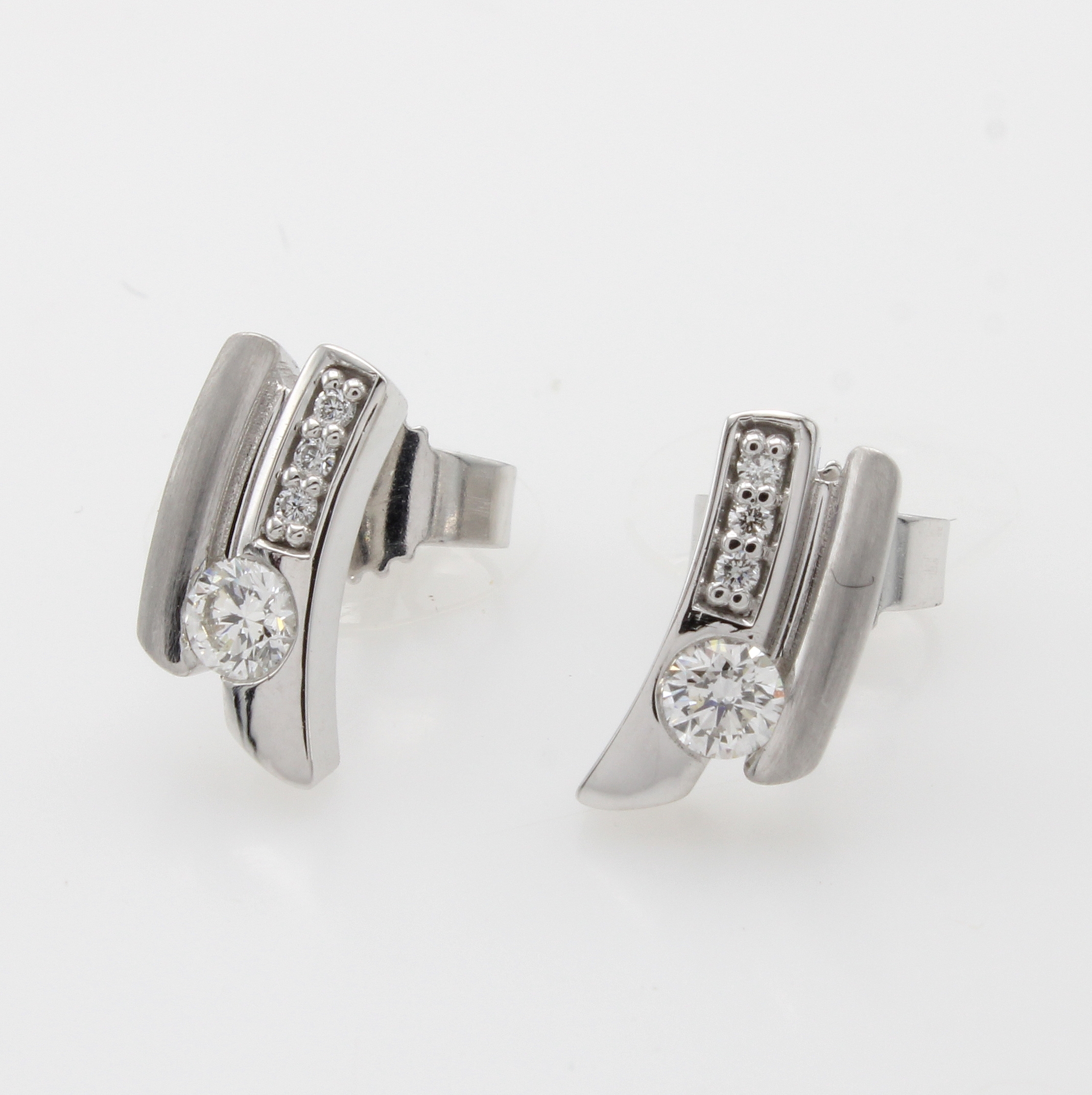 Image 27072943 - Paar Ohrstecker mit Brillanten, WG 585/000, 2 Solitäre zus. ca. 0.22 ct u. Besatzbrill. ...