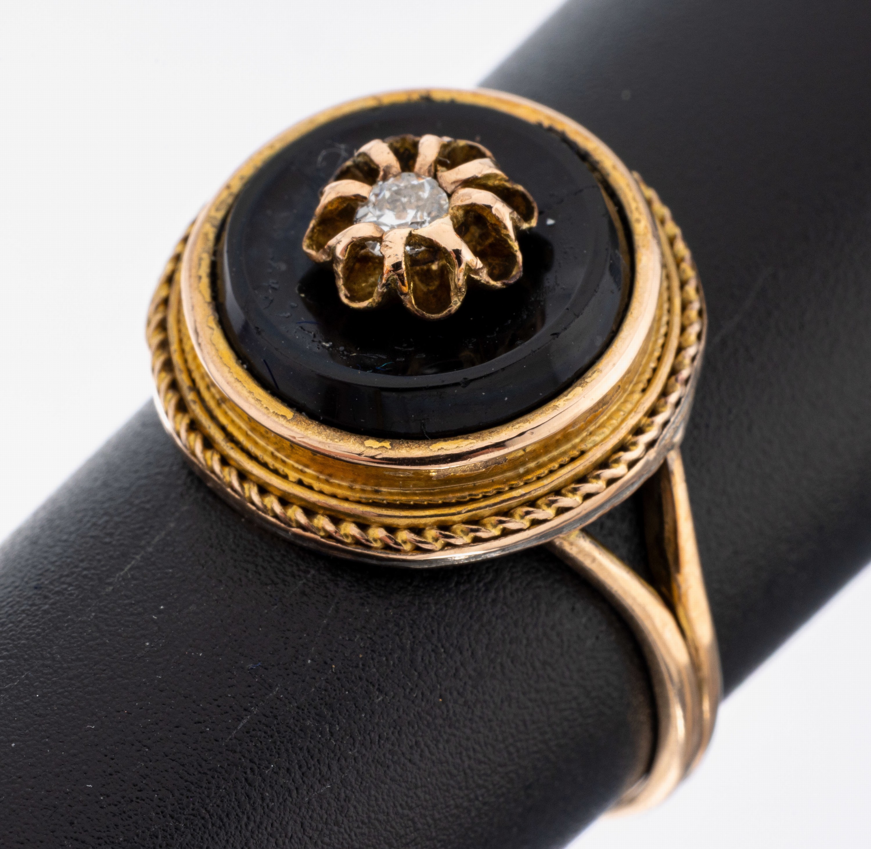 Image 27072955 - 14 kt Gold Diamant-Onyx-Ring, um 1860, GG 585/000, runder Ringkopf, mehrstufiger ...