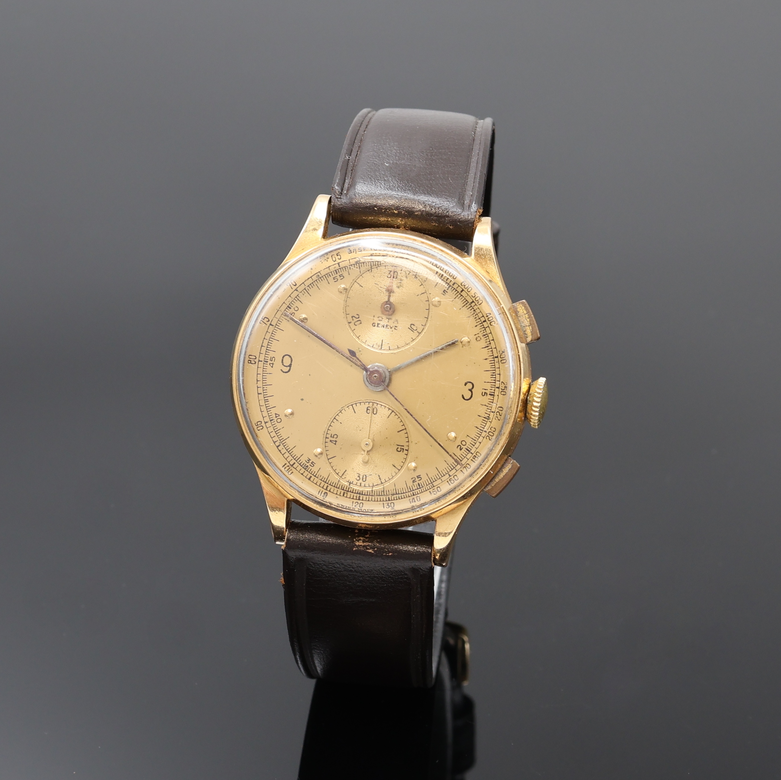 Image 27072966 - IOTA Schaltradchronograph in RoseG 750/000, Schweiz um 1950, Handaufzug, Boden u. ...