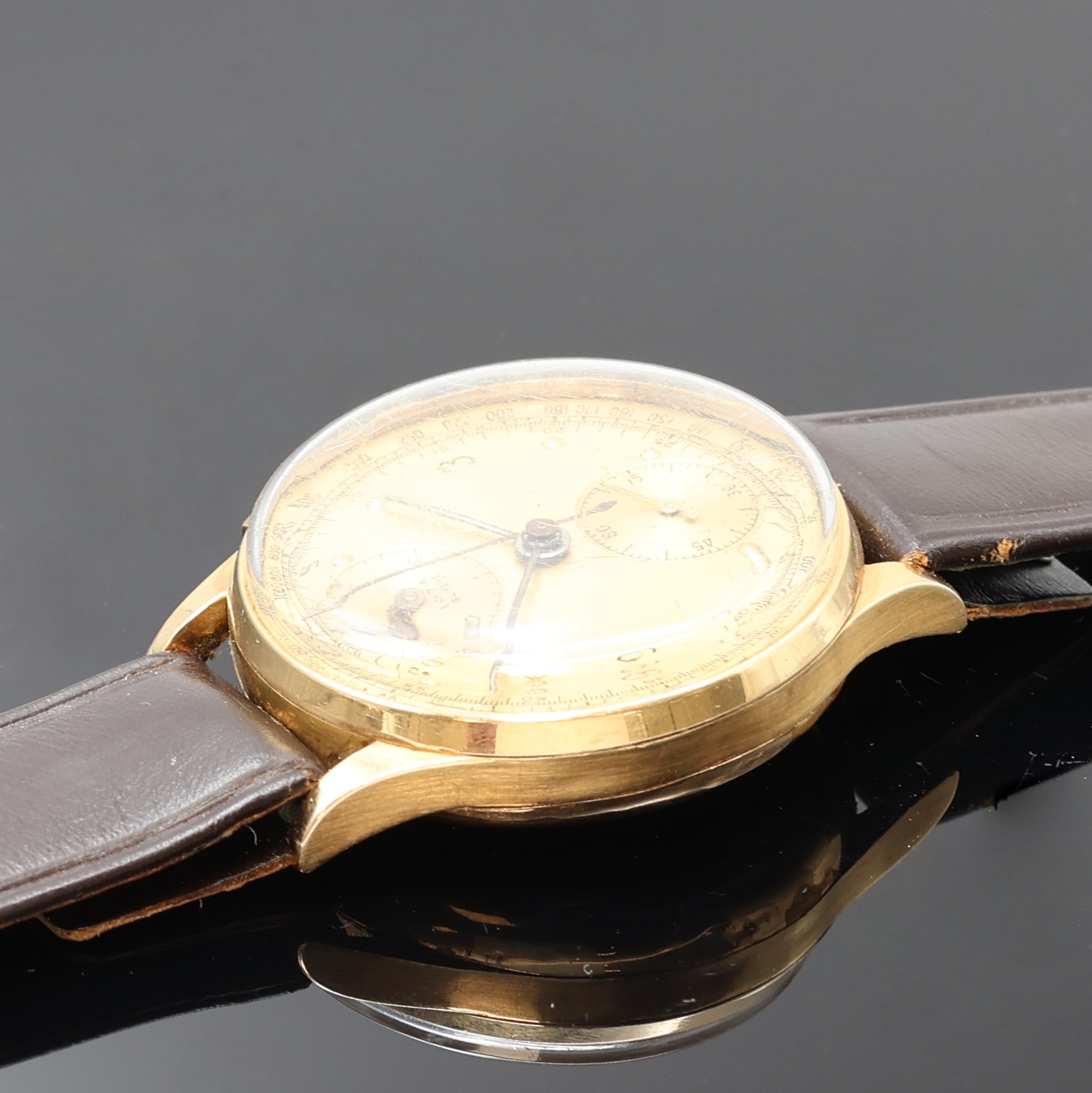 Detail f: IOTA Schaltradchronograph in RoseG 750/000, Schweiz um 1950, Handaufzug, Boden u. Glasrand aufgedr., Metallcuvette, gold. Zifferbl. pat./fl., gebl. ...