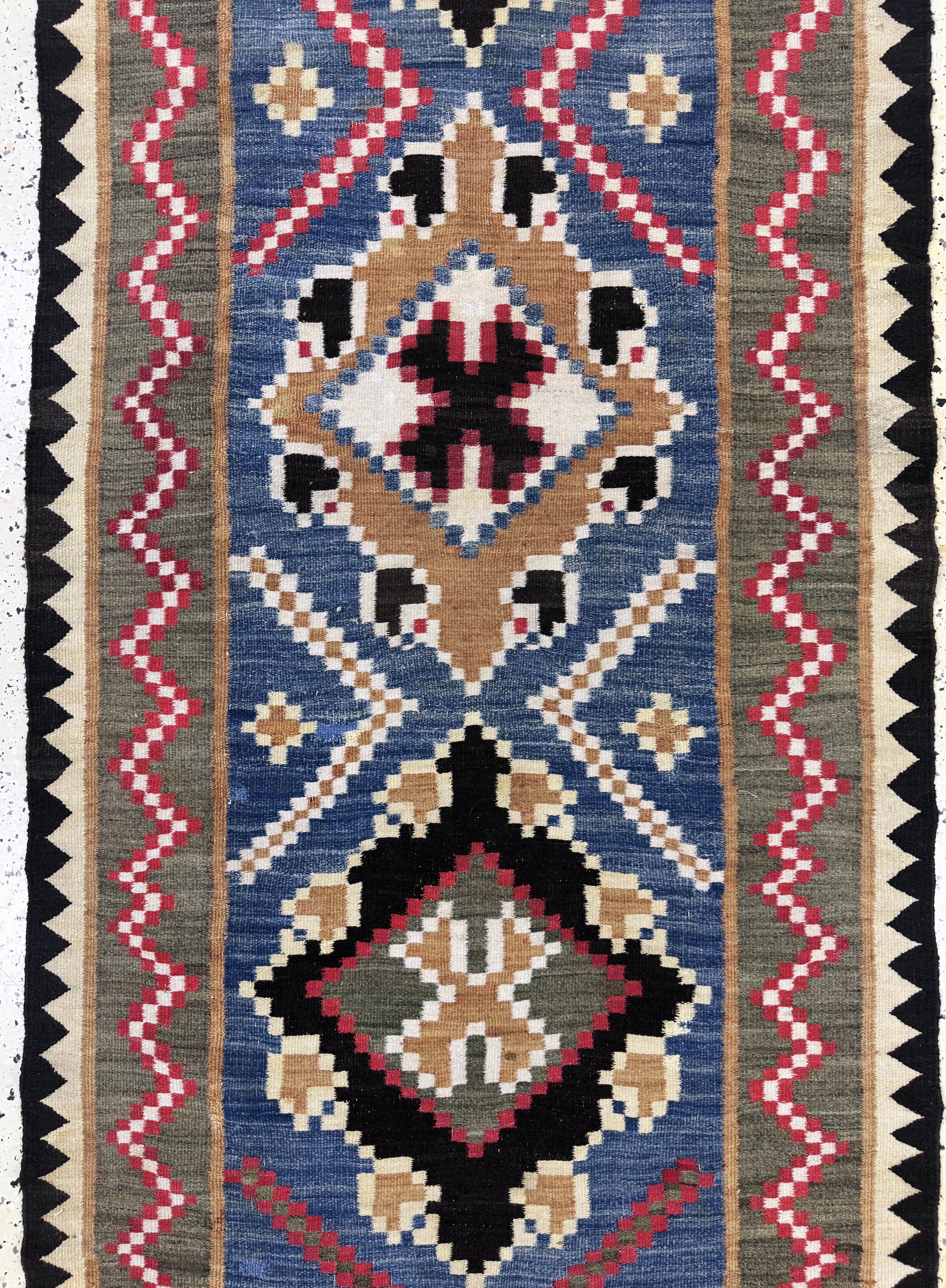 Detail b: Bessarabien Kelim antik, Osteuropa, um 1900, Wolle auf Wolle, ca. 320 x 95 cm, EHZ: 3-4(Löcher)