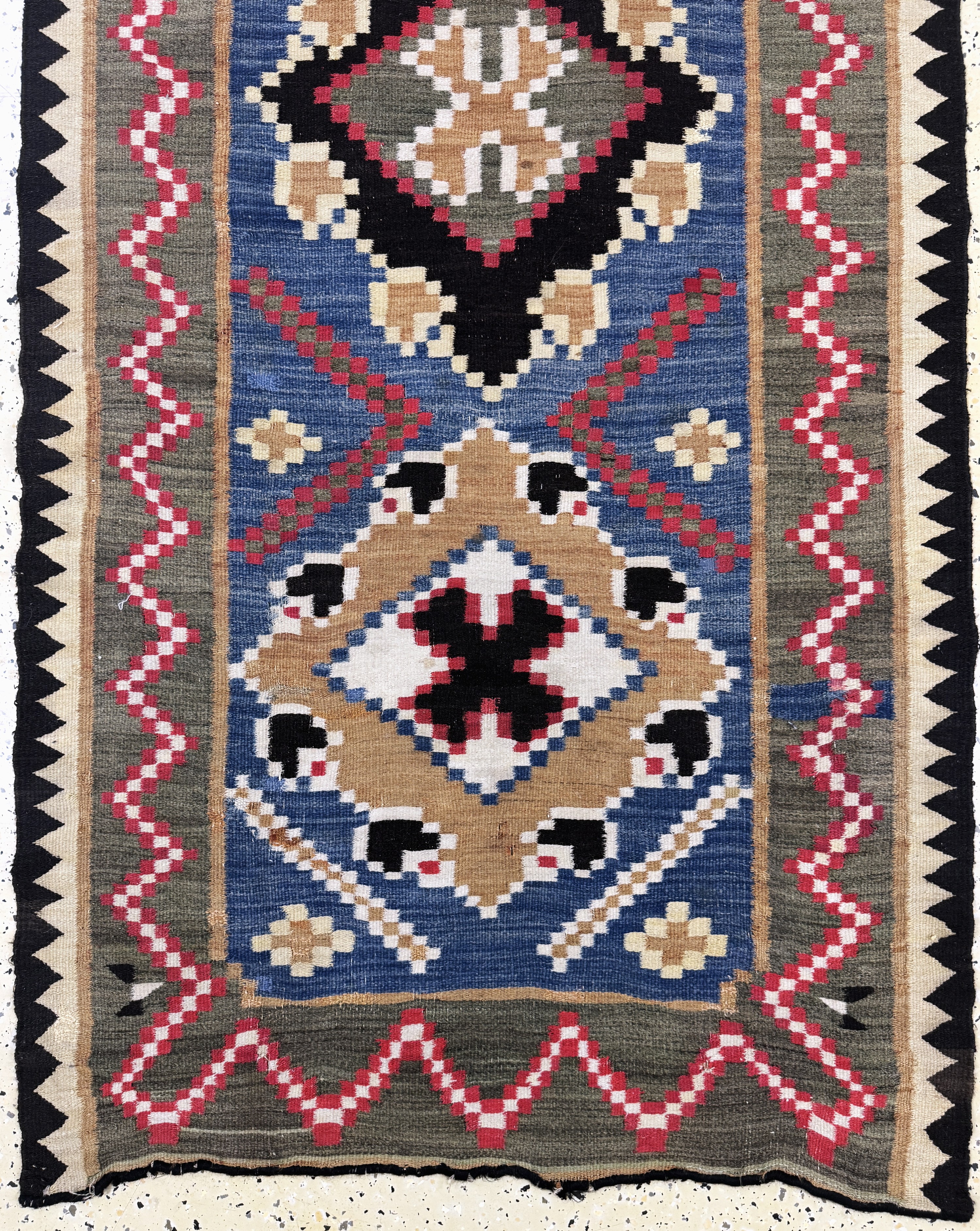Detail c: Bessarabien Kelim antik, Osteuropa, um 1900, Wolle auf Wolle, ca. 320 x 95 cm, EHZ: 3-4(Löcher)