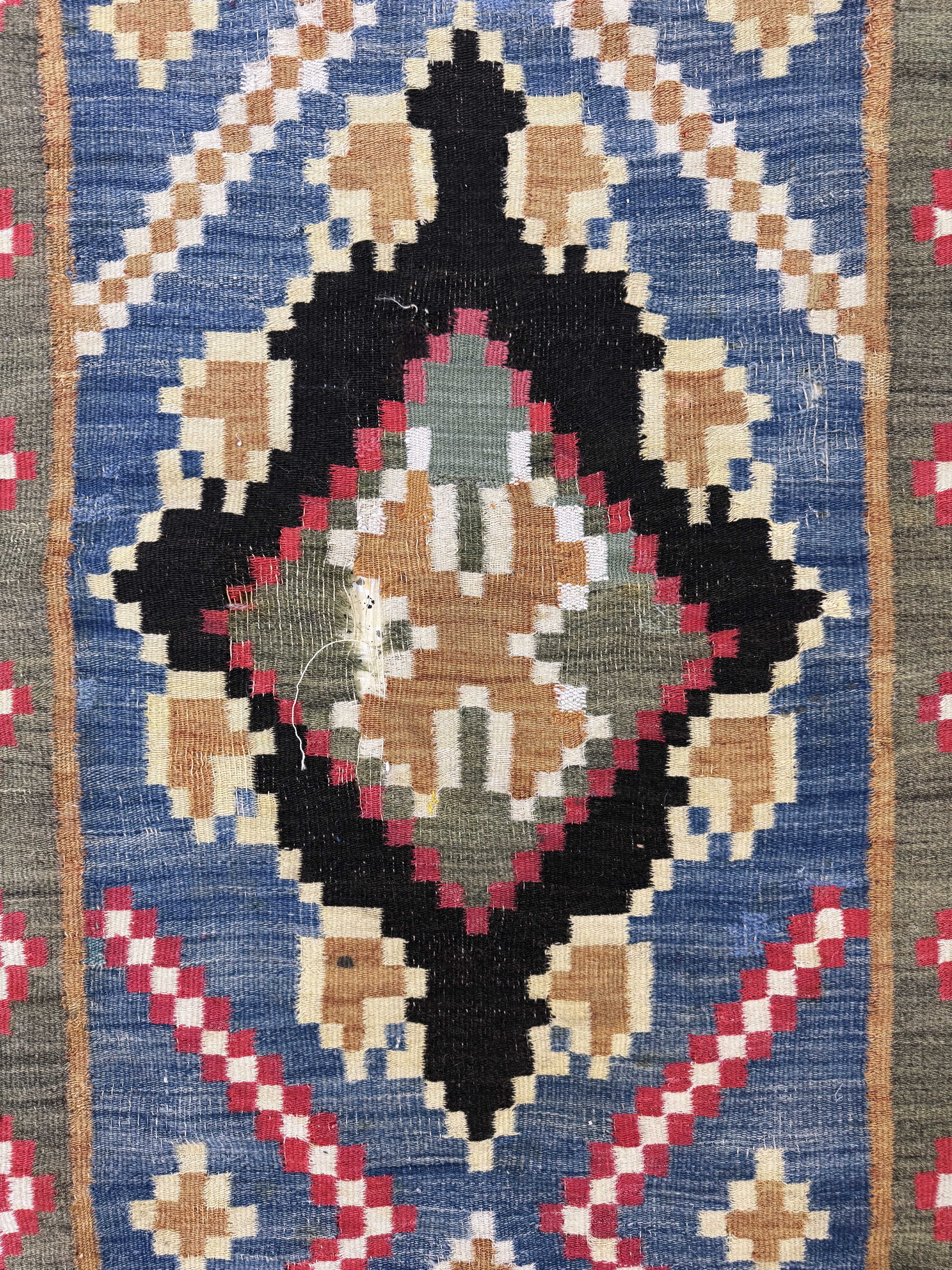 Detail d: Bessarabien Kelim antik, Osteuropa, um 1900, Wolle auf Wolle, ca. 320 x 95 cm, EHZ: 3-4(Löcher)