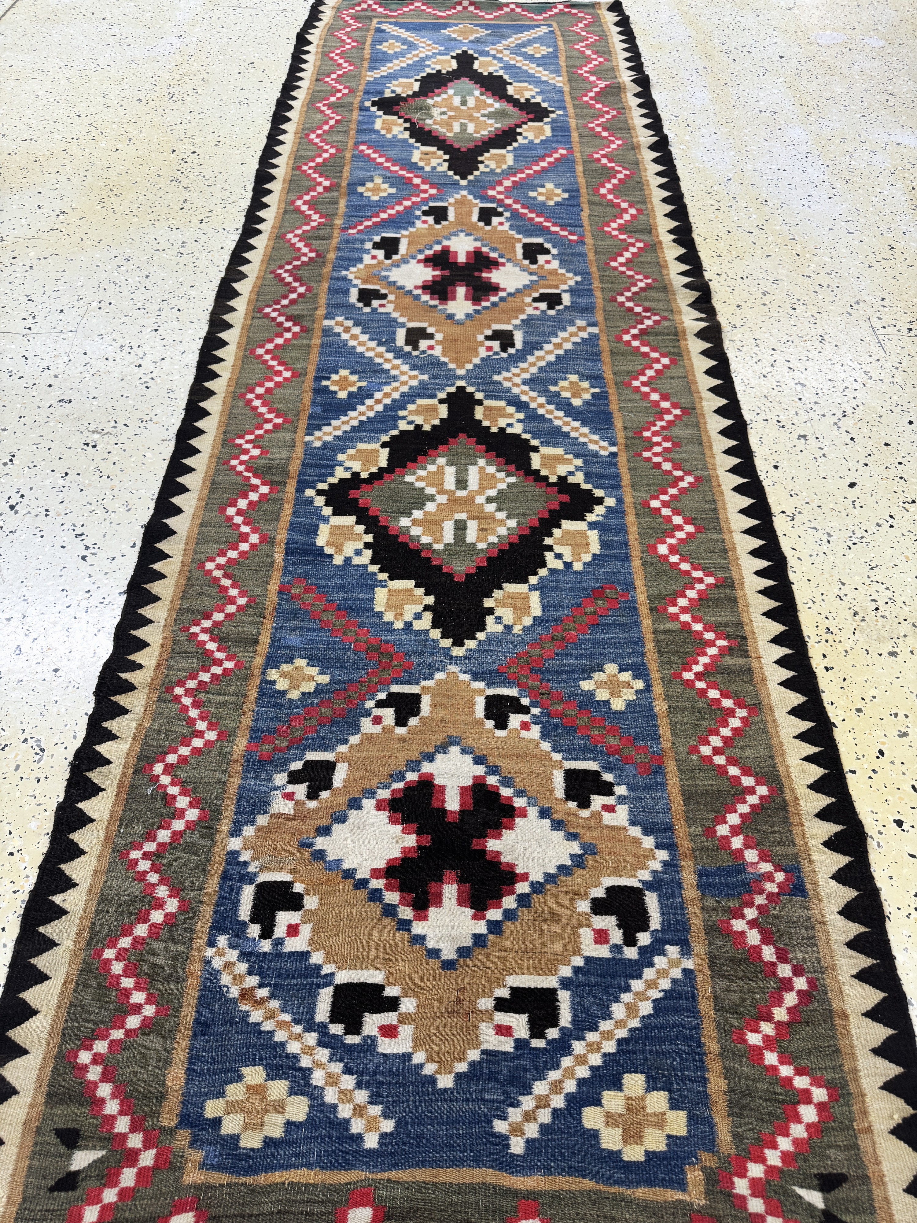 Detail e: Bessarabien Kelim antik, Osteuropa, um 1900, Wolle auf Wolle, ca. 320 x 95 cm, EHZ: 3-4(Löcher)