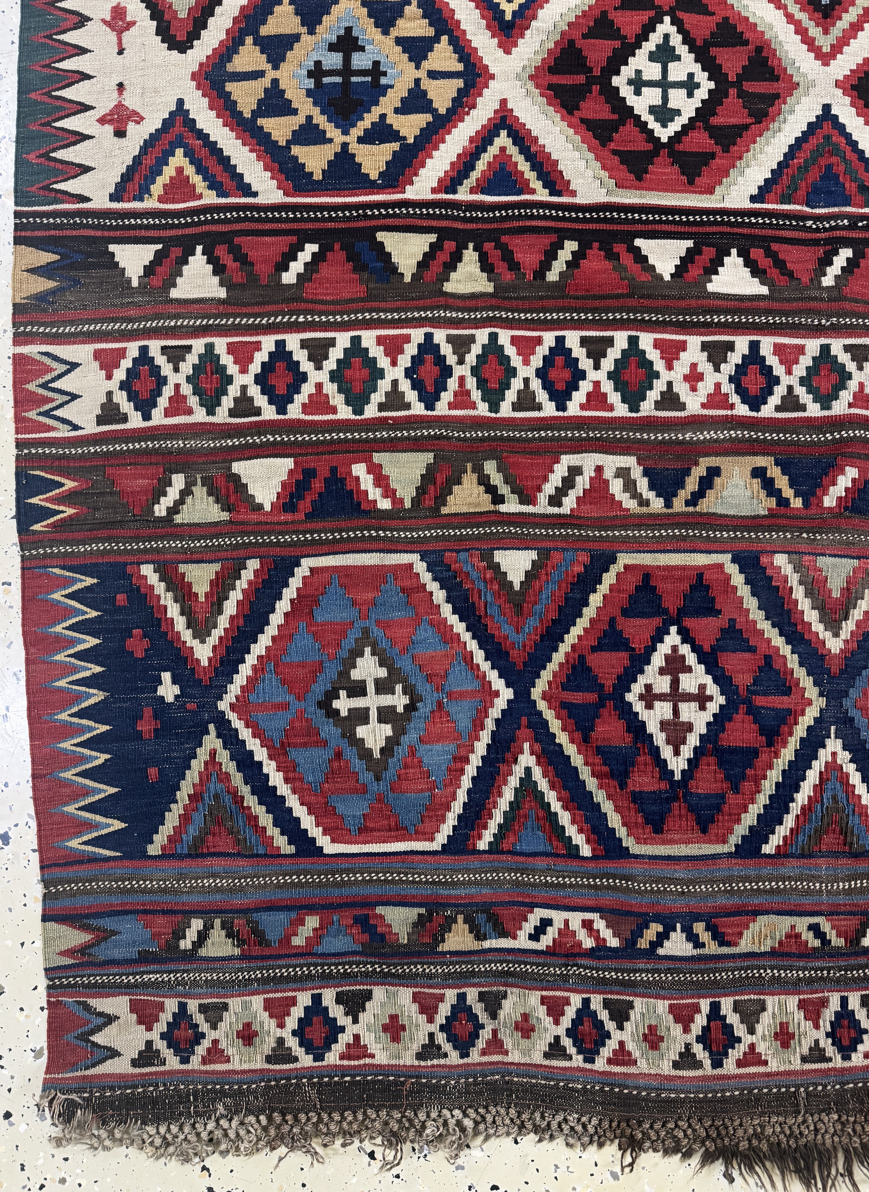Detail b: Antiker Schirwan Kelim, Kaukasus, 19.Jhd, Wolle auf Wolle, ca. 285 x 160 cm, EHZ: 3,(Löcher)