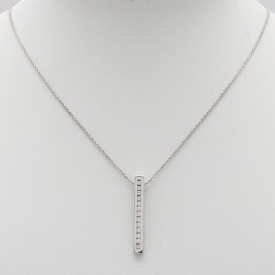 27072934a - Anhänger mit Brillanten an Kette, WG 585/000, Stabform, Brill. in Kanalfassung zus. ca. ...