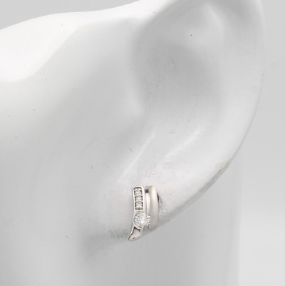 27072943a - Paar Ohrstecker mit Brillanten, WG 585/000, 2 Solitäre zus. ca. 0.22 ct u. Besatzbrill. ...