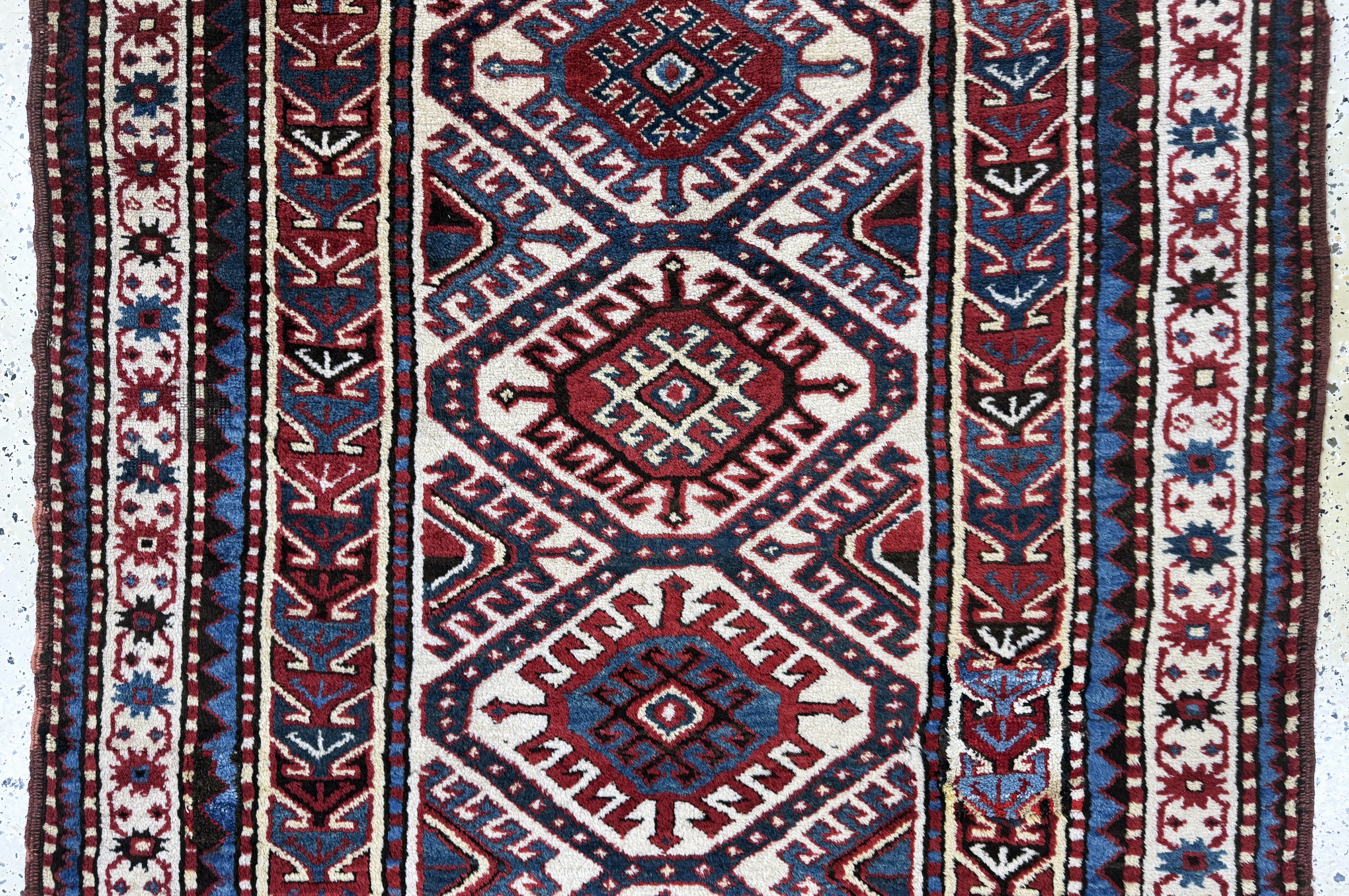 Detail b: Antiker"Mogan"Kazak, Kaukasus, 19.Jhd, Wolle auf Wolle, ca. 260 x 140 cm, EHZ: 2-3(restauriert)