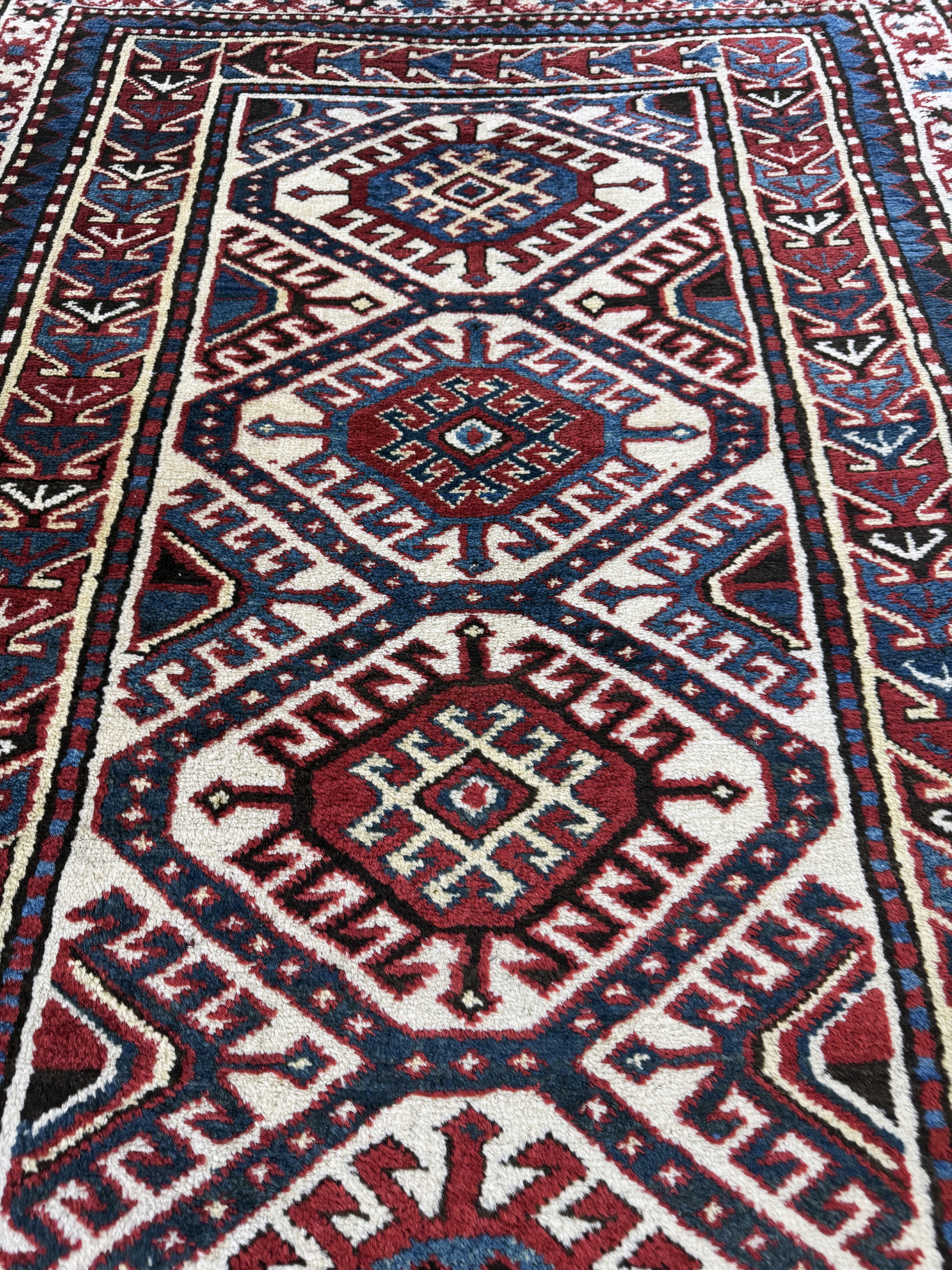 Detail g: Antiker"Mogan"Kazak, Kaukasus, 19.Jhd, Wolle auf Wolle, ca. 260 x 140 cm, EHZ: 2-3(restauriert)