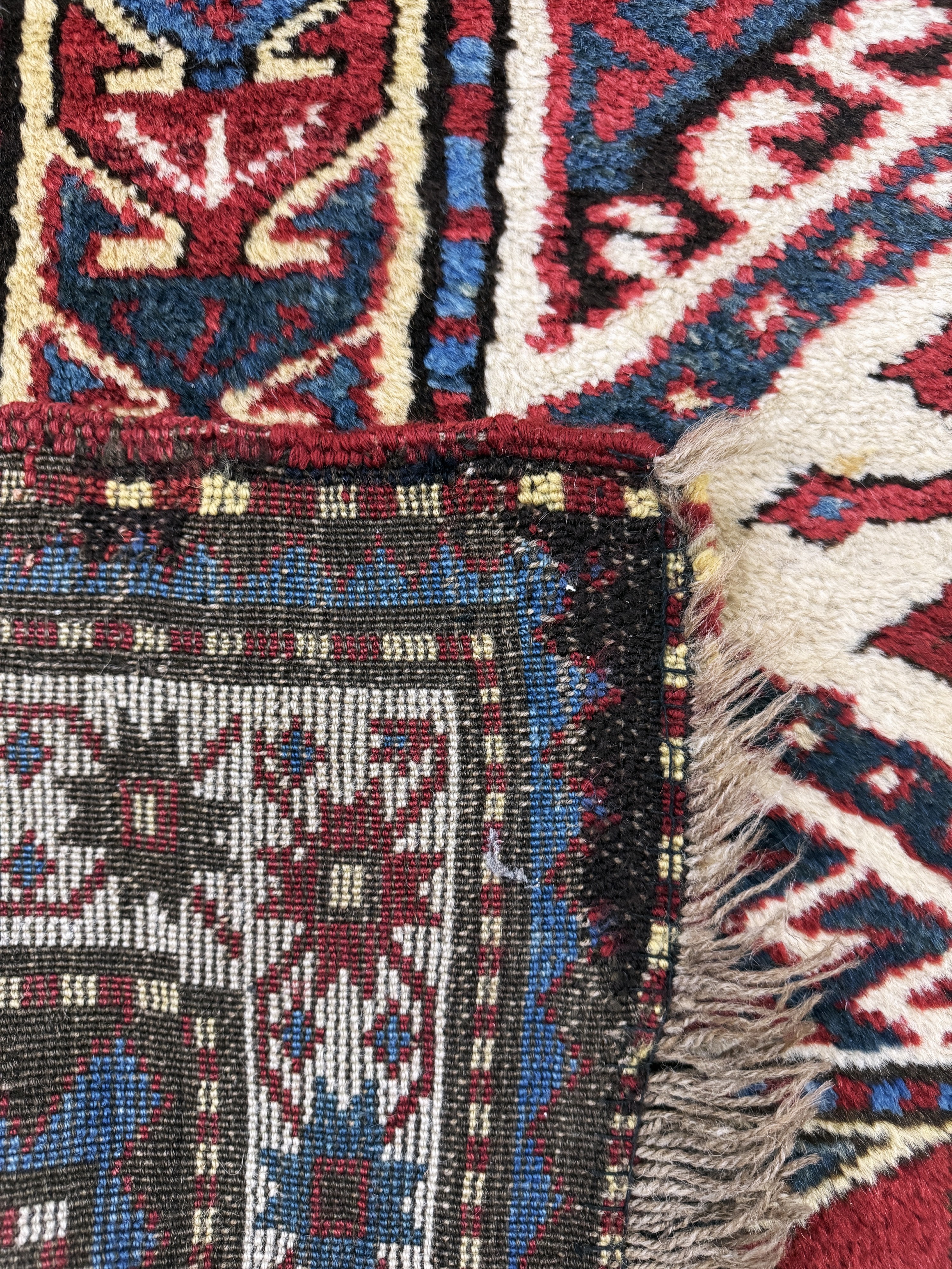 Detail i: Antiker"Mogan"Kazak, Kaukasus, 19.Jhd, Wolle auf Wolle, ca. 260 x 140 cm, EHZ: 2-3(restauriert)