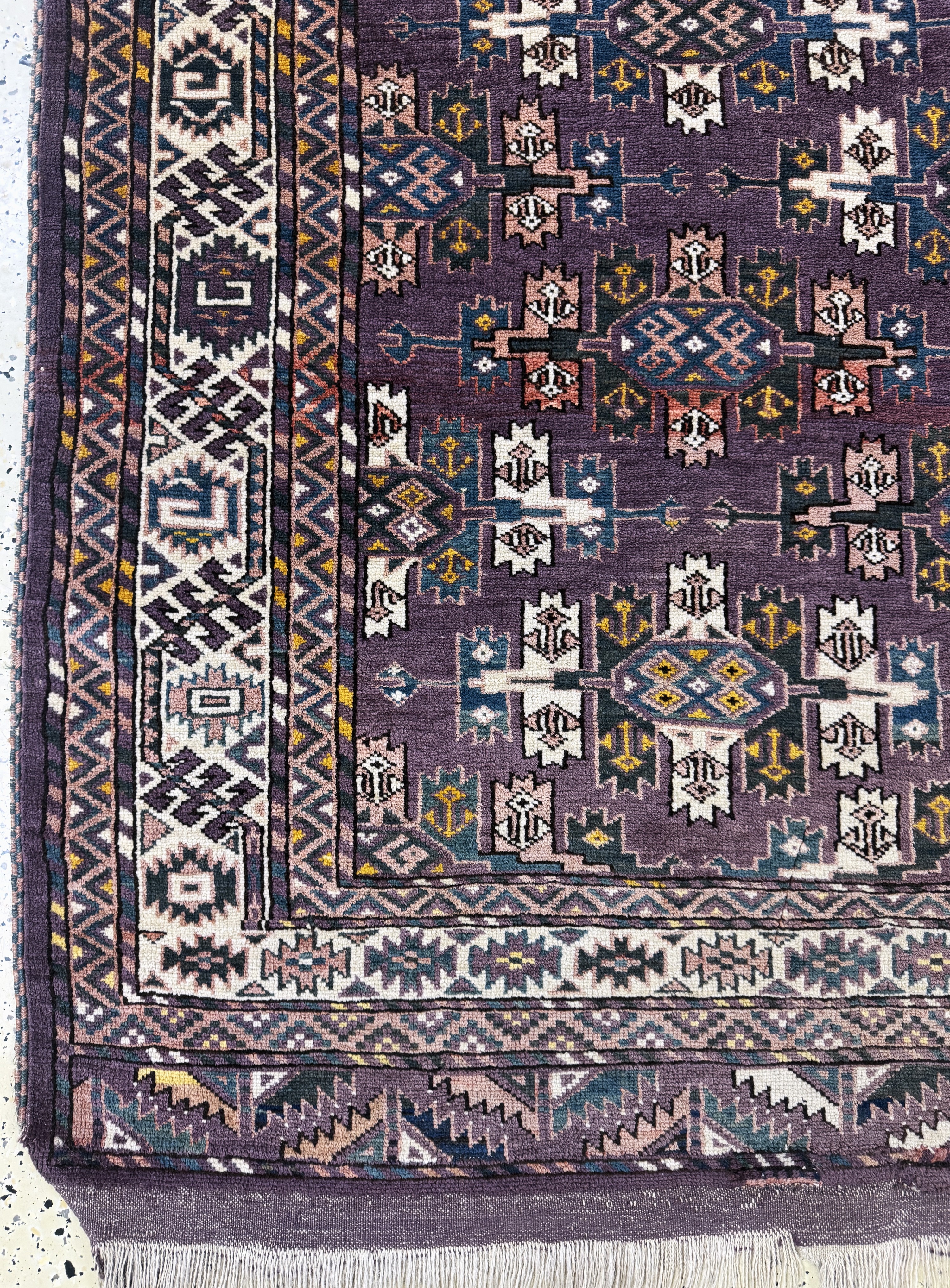 Detail b: Yomud antik, Turkmenistan, um 1900, Wolle auf Wolle, ca. 248 x 170 cm, EHZ: 2(restauriert)
