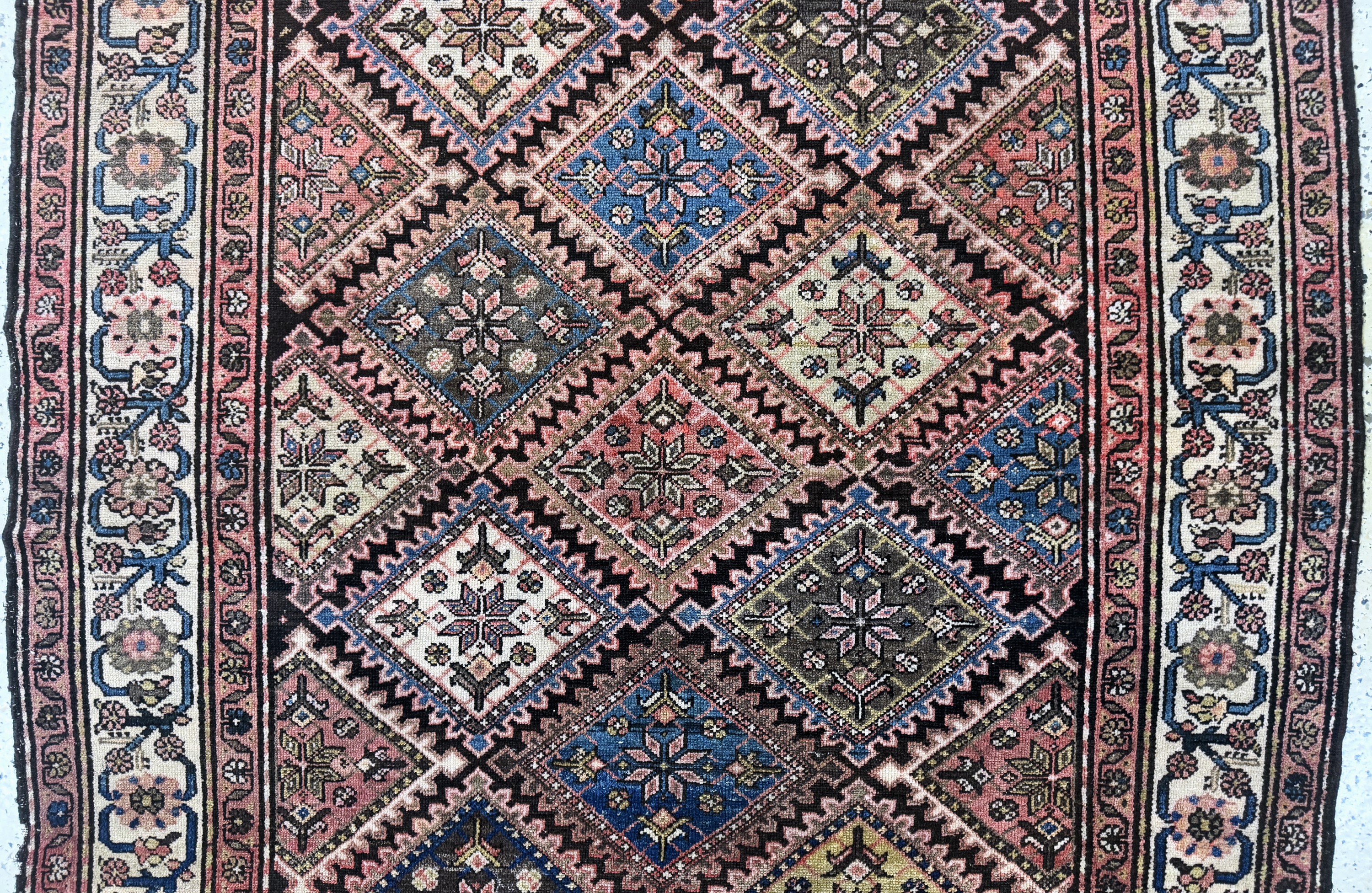 Detail b: Hamadan antik, Persien, um 1900, Wolle auf Baumwolle, ca. 193 x 130 cm, Mottenfraß, EHZ: 4